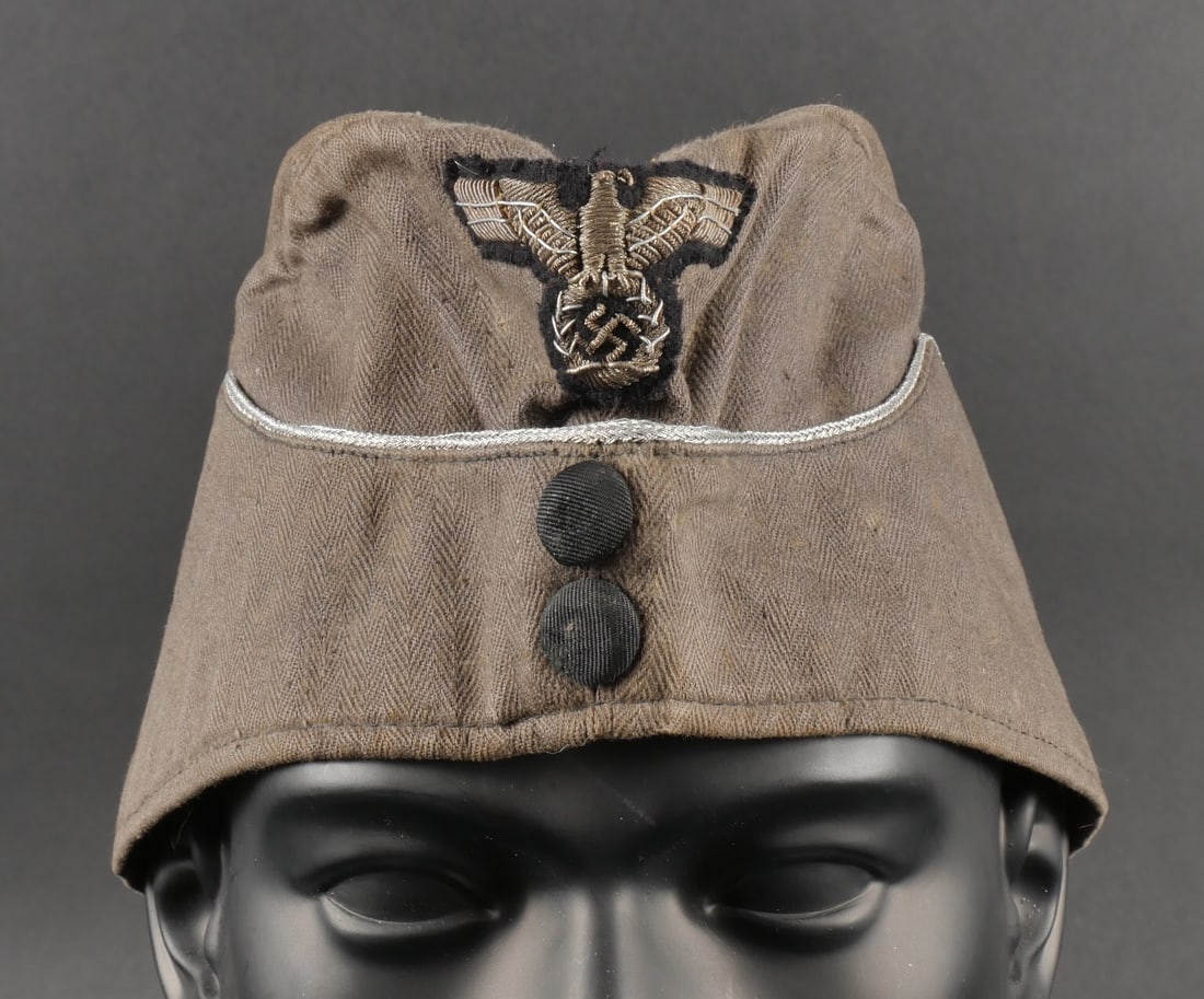 Calot Heer. German cap.: Calot Heer. En tissu coton gris. Lisere argent. Double boutons recouvert de tissu noir. Aigle en cannetille sur fond noir, monte main. Interieur double en satinette noire. Taille 60. Etiquette nominat