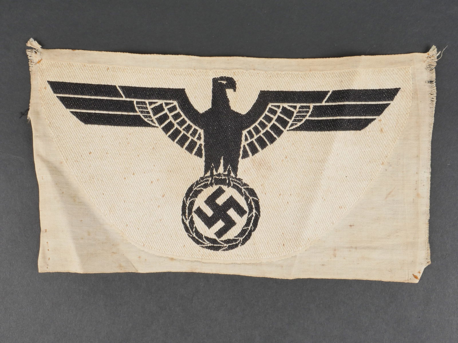 Insigne de maillot de sport Heer. Heer sports shirt badge.: Insigne de maillot de sport de la Heer. Aigle brode de couleur noir, sur fond blanc. A noter une certaine usure et patine de la piece, ainsi que quelques taches. Etat II+. Heer sports shirt badge. Bla