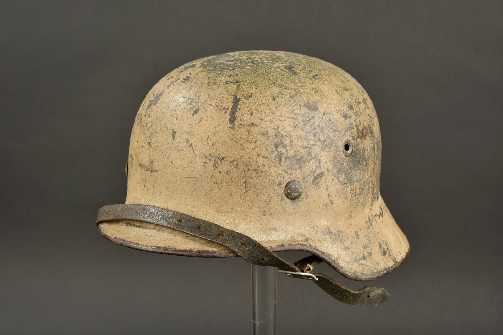 Casque camoufle. German camouflaged helmet.: Casque camoufle de la Heer. Coque de casque M-40. Fabrication ET65, numero de lot 8860. Interieur de la coque disposant d une peinture Feldgrau. Peinture camoufle couleur sable/vert a 80%. Aigle de la