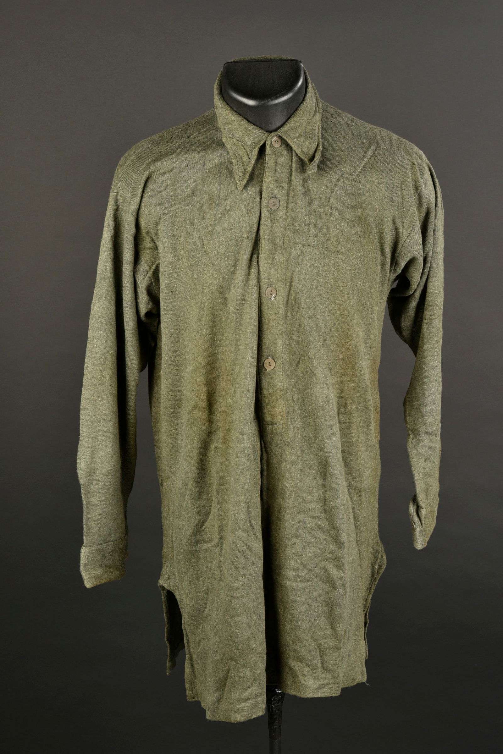 Chemise aertex. German aertex shirt.: Chemise aertex. En epais tissu Feldgrau. Tous les boutons sont presents. Fabrication en carton. Etiquette dans la col, marquee 41 10 et RBNr 0/0776/0009. A Noter une legere usure et patine de la piece