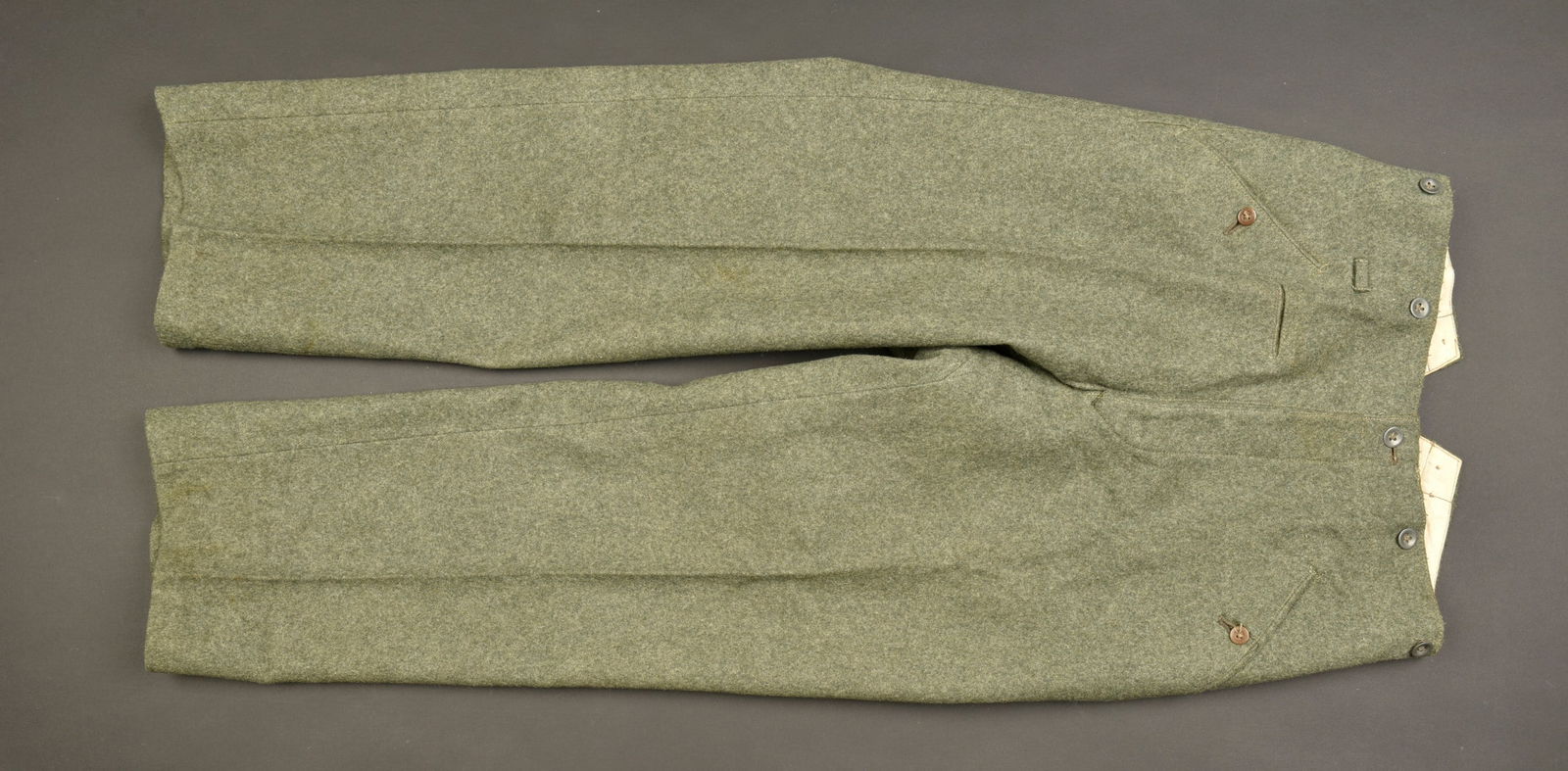 Pantalon allemand. German trousers.: Pantalon allemand. En drap Feldgrau. Tous les boutons sont presents. Martingale complete, marquee Prima. Interieur double en tissu coton blanc. Marquages 76 82 109 98 M41. A noter une legere usure et