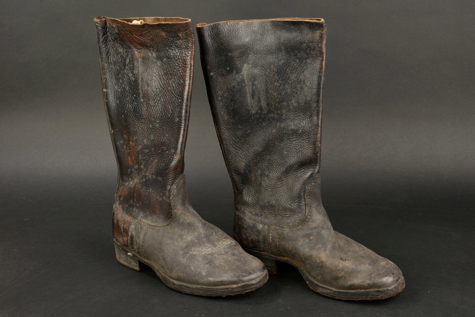 Bottes allemande. German boots.: Bottes allemande. En epais cuir noir. Paire homogene. Sans marquages visibles. Semelles cloutees. Talons ferres. Approximativement une pointure 42/43 francaise. Quelques traces de moisissures nettoyab