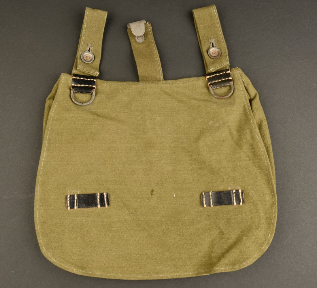 Sac a pain. German bread bag.: Sac a pain. En forte toile Feldgrau et cuir noir. Tous les passants et boutons sont presents. Marquages RBNr partiellement illisibles. A noter une legere usure et patine de la piece. Etat I-. Bread ba