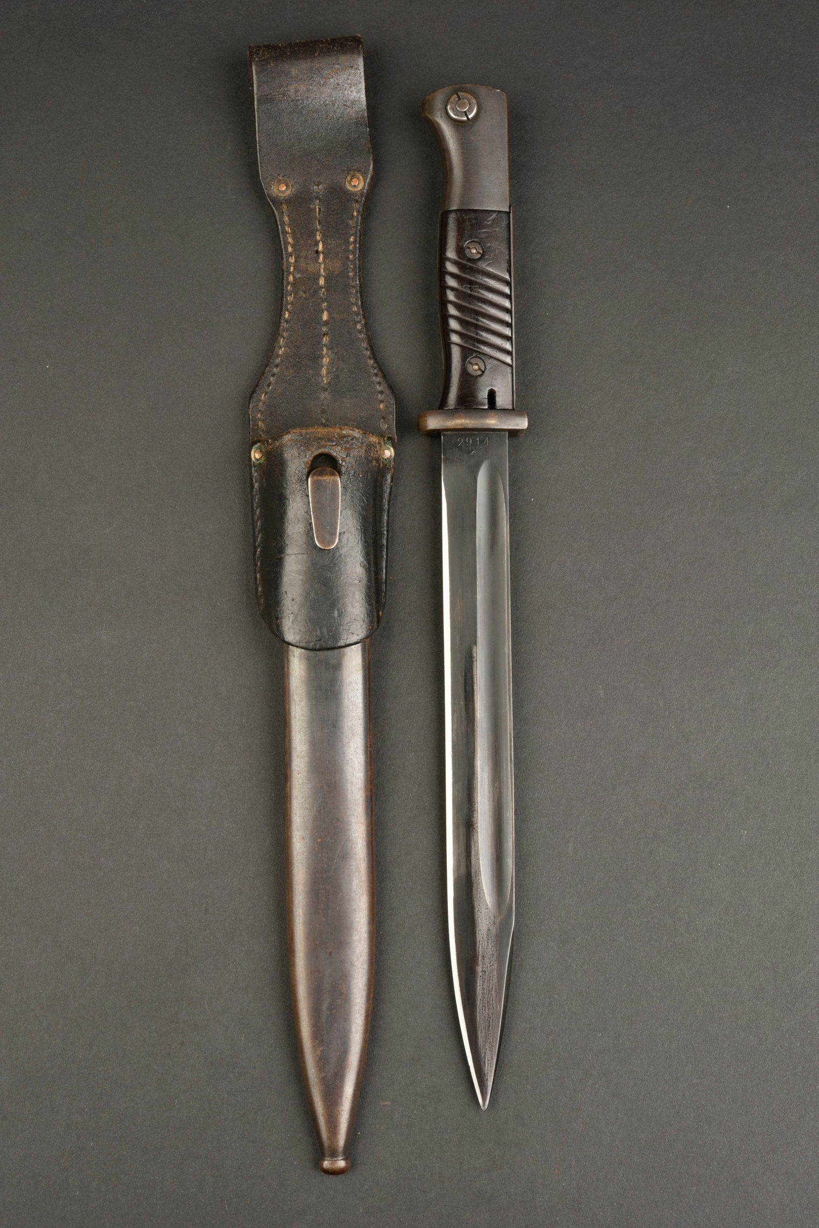 Baionnette 98K. Mauser 98 k Bayonet.: Baionnette de Mauser 98K. Garniture en metal, en couleur d origine a 80%. Quelques traces d oxydation. Plaquettes en bakelite noire. Lame dans sa couleur d origine a 90%. Fabrication F Herder, numero