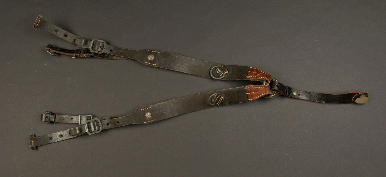 Brelage lourd. German heavy brelage.: Brelage lourd. En epais cuir bicolore. Toutes les pieces metalliques sont majoritairement en couleur d origine. Marquages RBNr 0/0671/0015. A noter une legere usure et patine de la piece. Etat I-. Hea