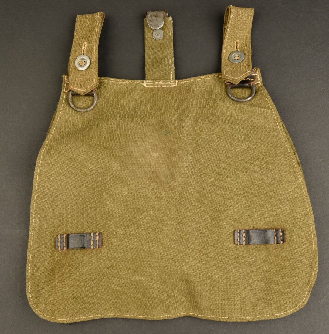 Sac pain allemand. German bread bag.: Sac a pain allemand. En forte toile Feldgrau et cuir noir. Tous les boutons sont presents, ainsi que les passants. Sans marquages visibles. A noter une legere usure et patine de la piece. Etat I-. Ger