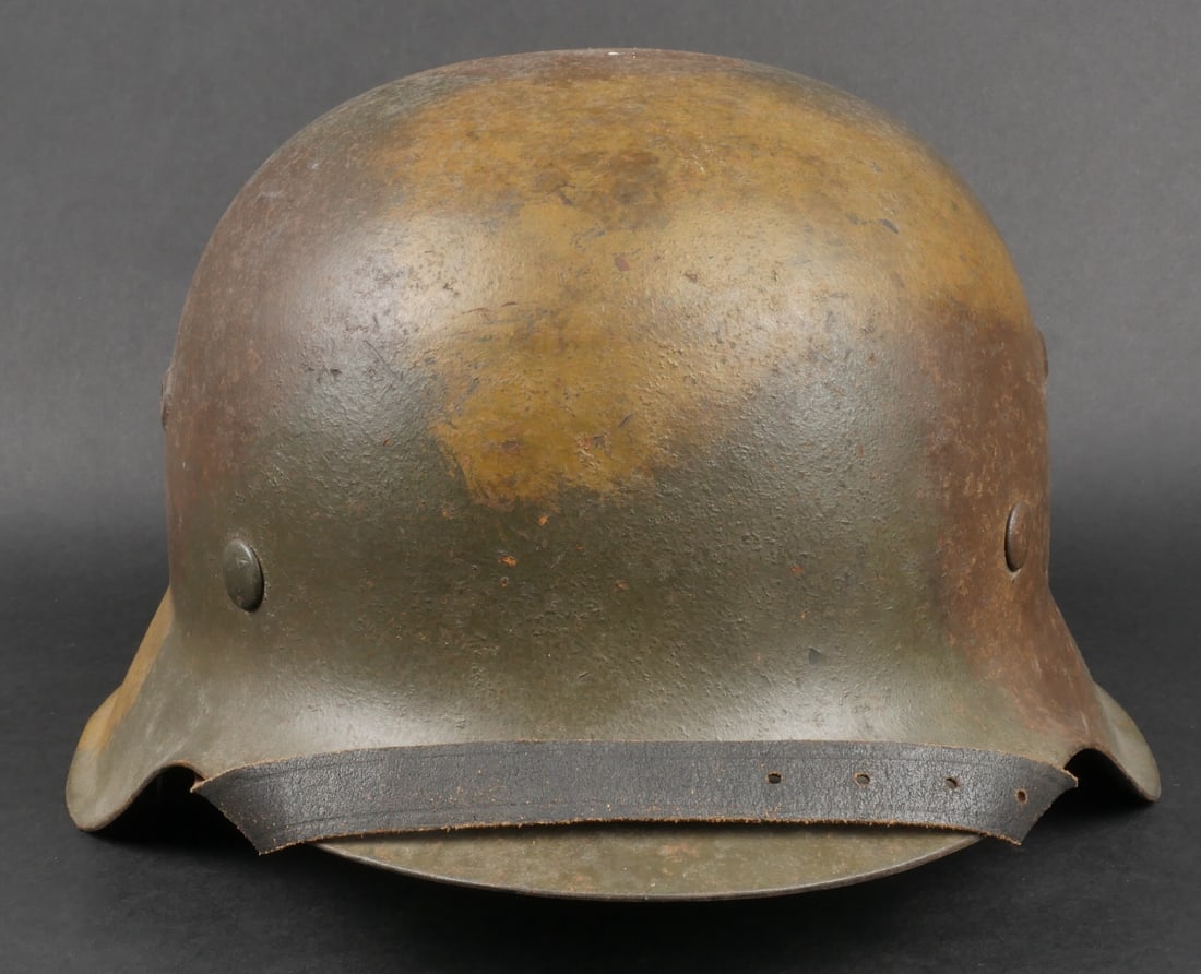 Casque camoufle de la Heer. German camouflaged helmet.: Belle reproduction de casque camoufle de la Heer. Coque de casque M-42. Peinture camoufle trois tons a 80%. Insigne de la Heer a 70%. Jugulaire en cuir noir. Bonne coque allemande, fabrication HKP66, 