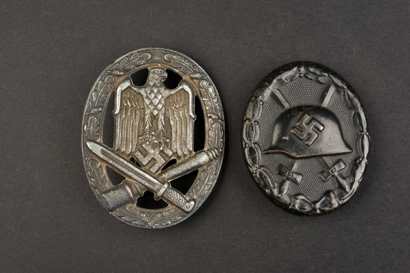 Insignes allemand. German insignia.: Insignes allemand. Comprenant un insigne d assaut general, oxyde au dos, attache complete, sans marquages visibles, l authenticite de la piece n est pas garantie. Un badge des blesse noir, couleur noi