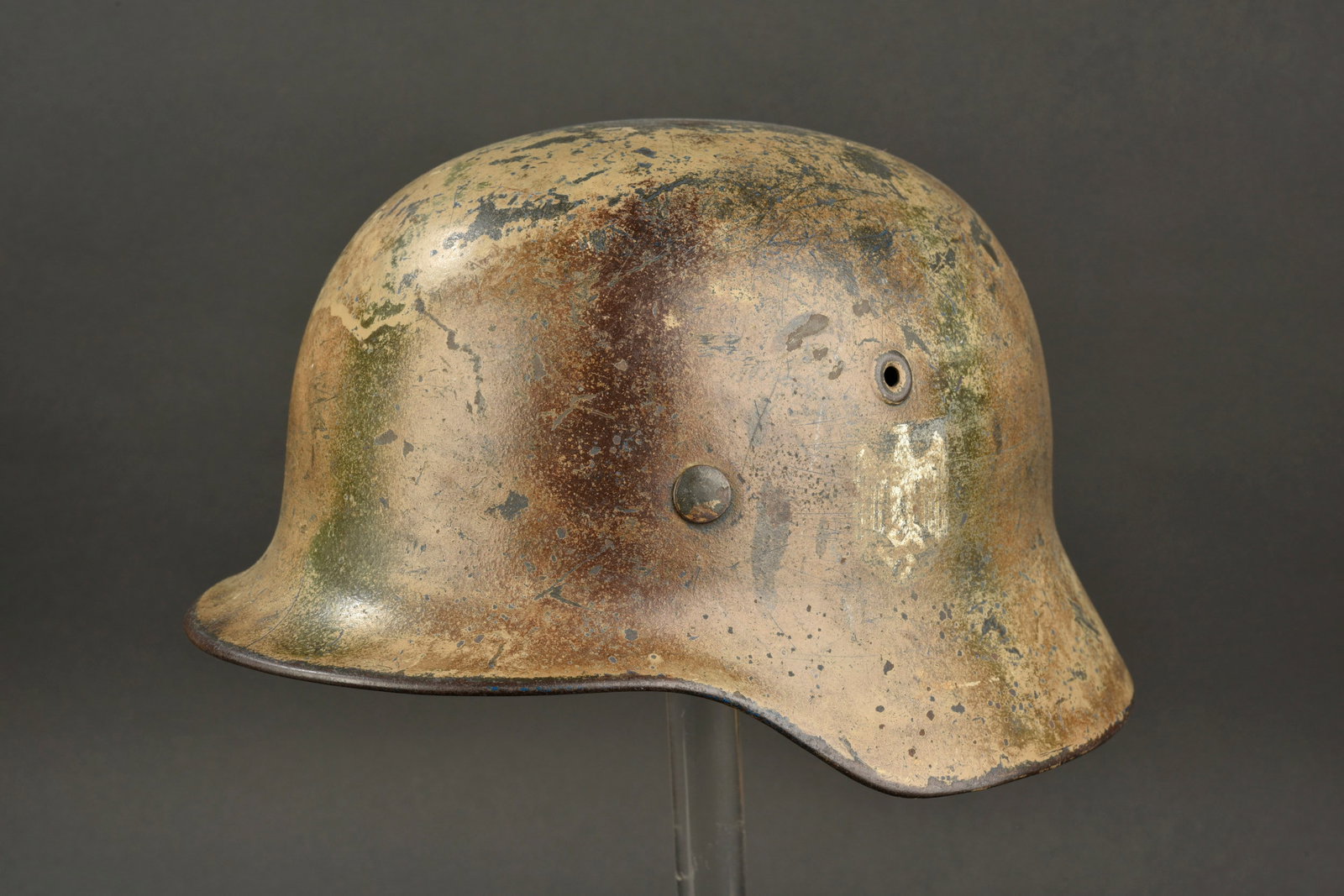Casque camoufle Heer. German camouflaged helmet.: Casque camoufle de la Heer. Coque de casque M-40. Fabrication NS64, numero de lot illisible. Indication nominative illisible au niveau de la nuquiere. Coiffe en cuir complete, le cordon de serrage est