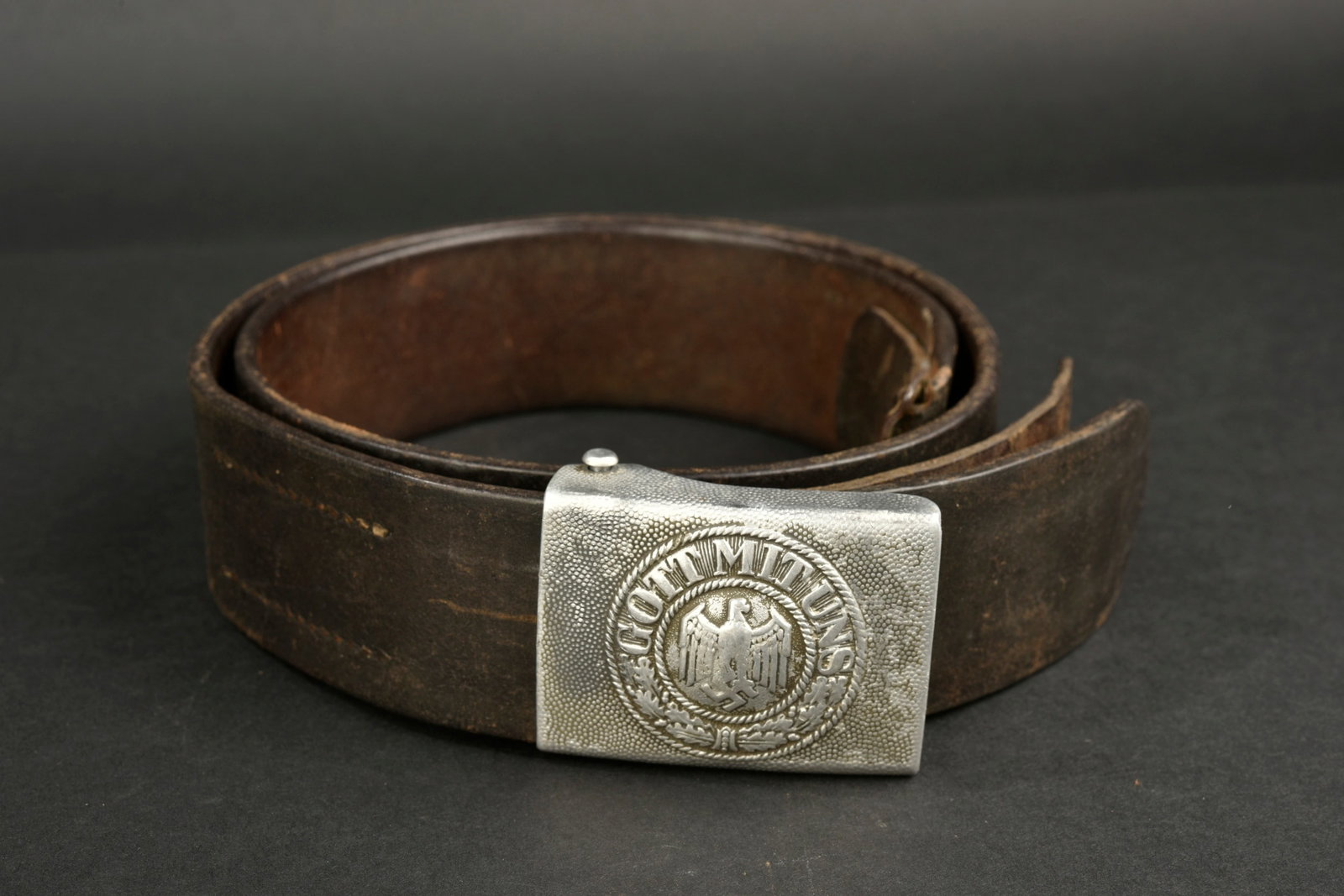 Ceinturon de la Heer. German belt.: Ceinturon de la Heer. Cuir de ceinturon en cuir noir, modeles avec pattes de reglage, bouclerie en metal, taille 100, date 1940, le reste des marquages est illisible. Boucle de ceinturon en aluminium,