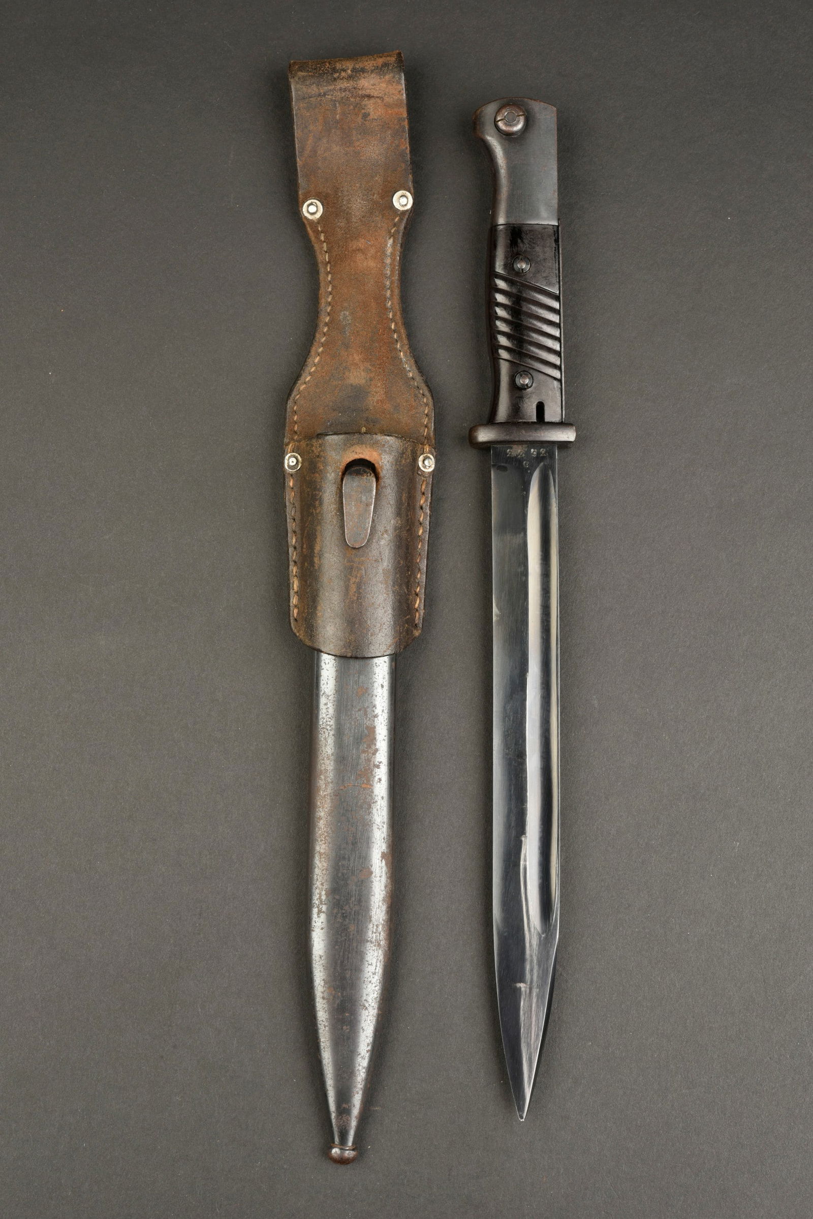 Baionnette 98K. Mauser 98K Bayonet.: Baionnette de Mauser 98K. Garniture en metal, en couleur d origine a 80%. Quelques traces d oxydation. Plaquettes en bakelite noire. Lame dans sa couleur d origine a 90%. Fabrication Mundlos, numero 2