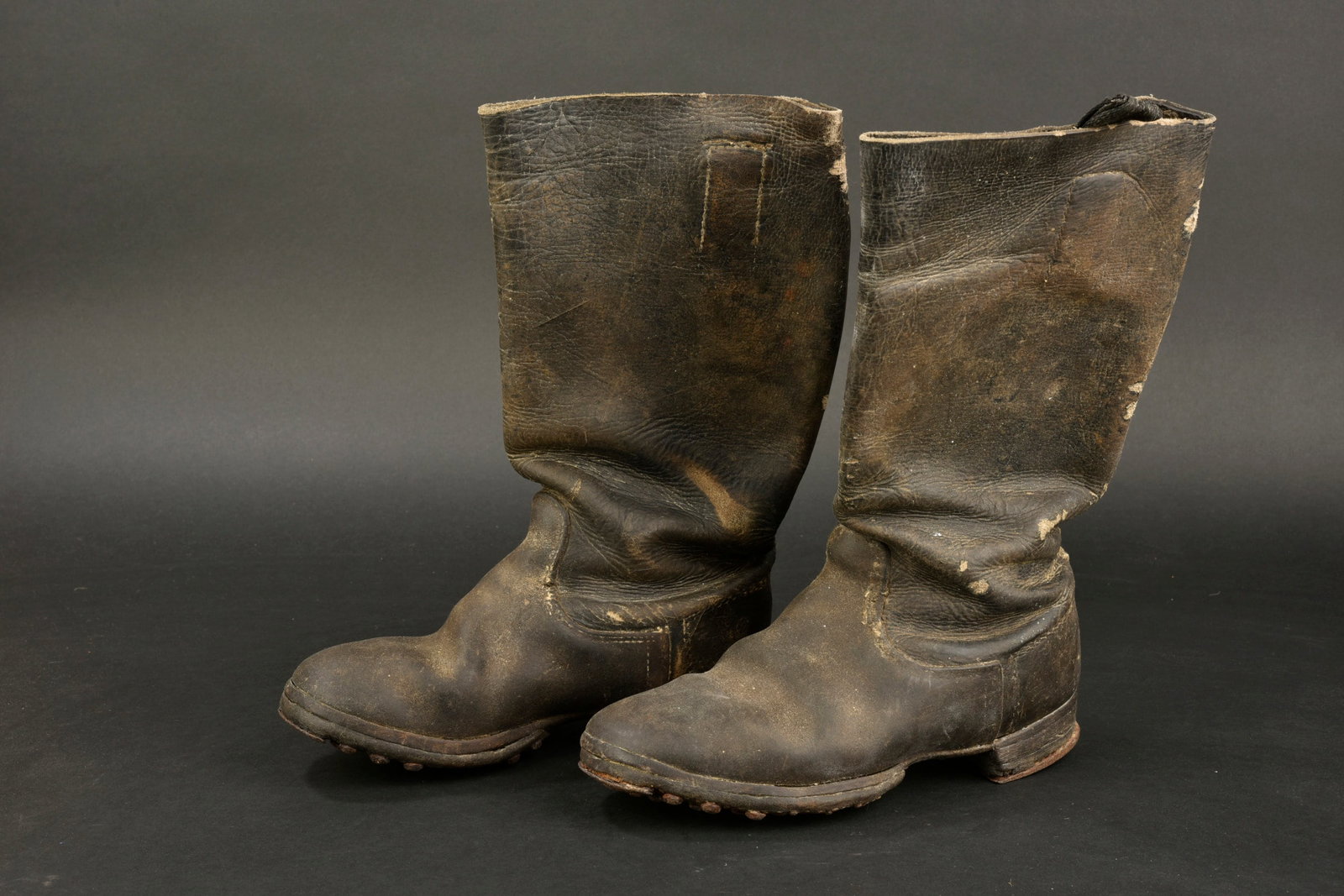 Bottes troupes. German boots.: Bottes troupes. En cuir noir. Paire homogene, sans marquages visible. Semelles et talons cloutees et ferres. Quelques clous manquants. A noter une certaine usure et patine de la piece, ainsi que quelq