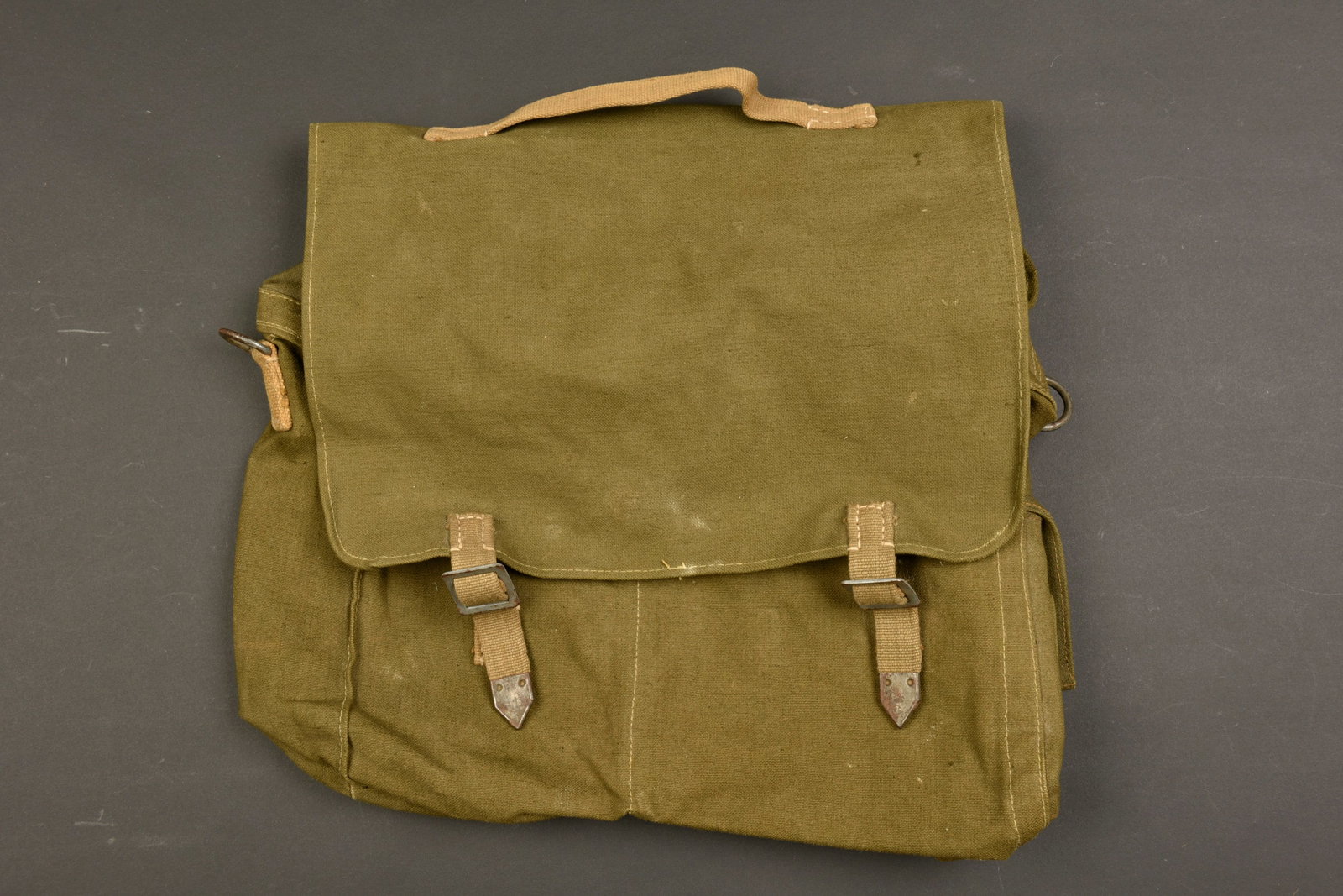 Sac de pionnier allemand. German pioneer bag.: Sac de pionnier allemand pour charges explosives. En forte toile Feldgrau. Toutes les sangles sont presentes, sauf la bretelle de transport. Sangles en toile avec renfort en metal, marques LUX. Poigne