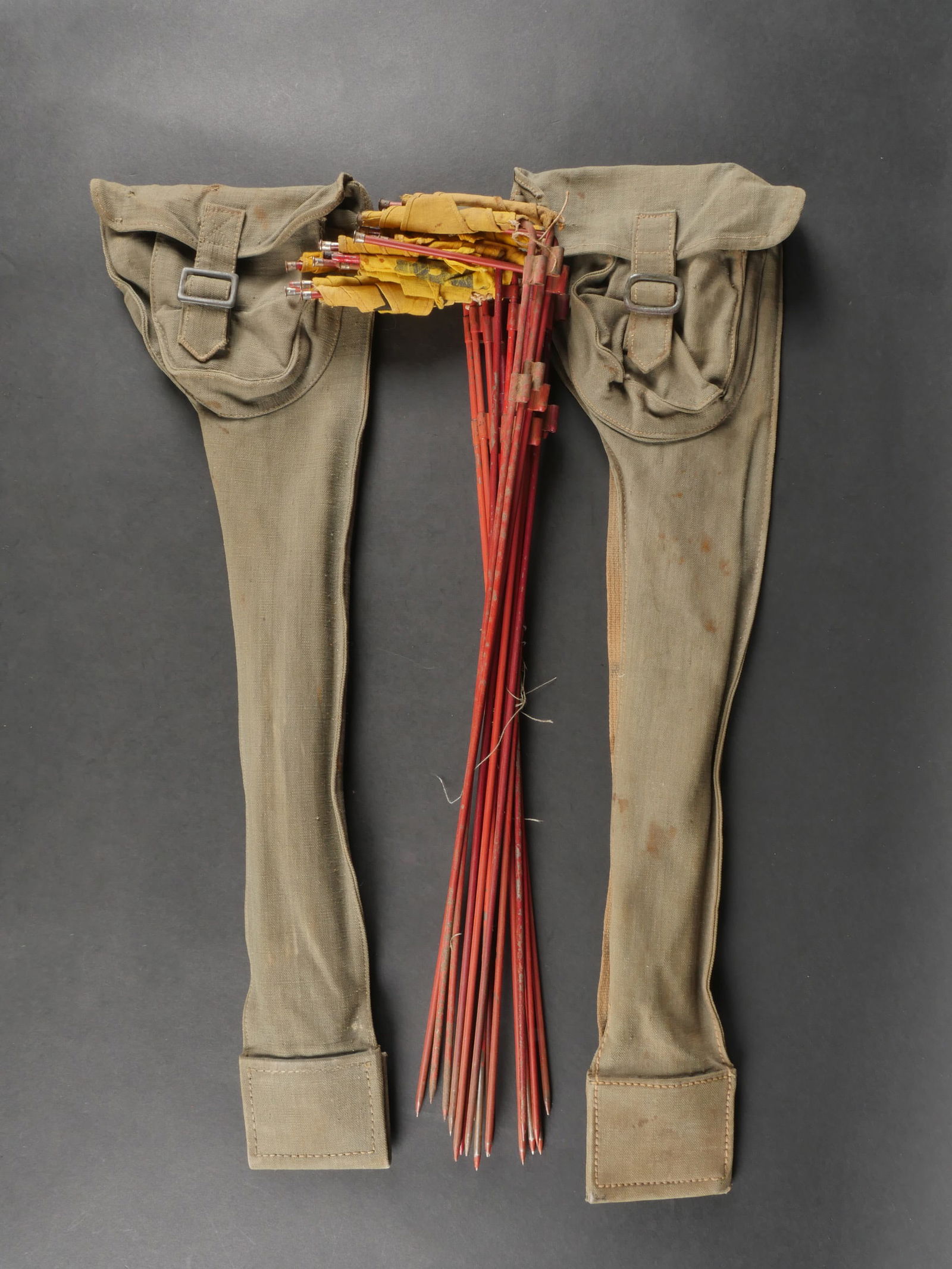 Piquets mines. Mine pickets.: Piquets pour signalisation des mines. Housse en forte toile Feldgrau, toutes les sangles sont presentes sauf la sangle de transport. Restes de marquages illisibles sous le rabat. Contenant 17 drapeaux