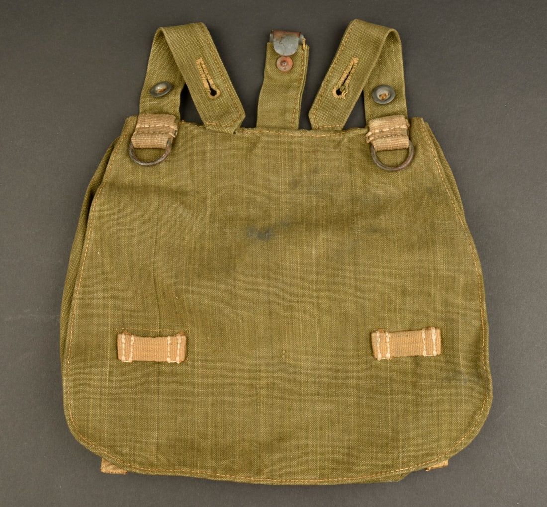 Sac a pain Heer. German bread bag.: Sac a pain de la Heer. En forte toile Feldgrau, et toile couleur jaune sable. La sangle de transport est manquante. Petite etiquette nominative marquee EC. A noter une legere usure et patine de la pie