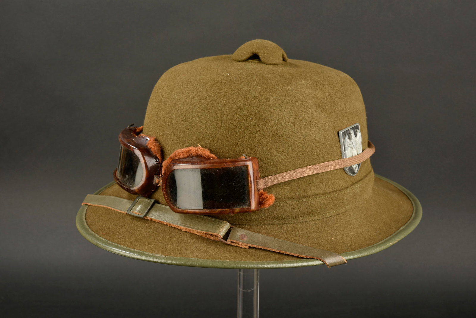 Casque tropical Heer. German tropical helmet.: Casque tropical de la Heer. En feutrine kaki. Quelques bosses visibles sur la coque. Insignes de la Heer presents. Les insignes n ont pas ete demontes afin de verifier les attaches. Jugulaire en cuir 