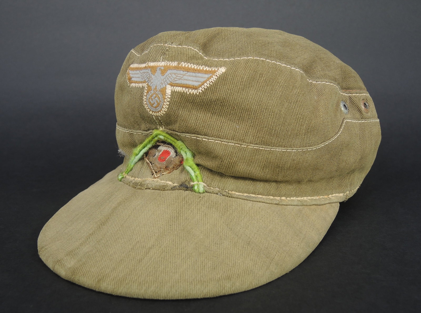 Casquette M41 Afrika Korps troupe de Panzer Grenadier - Afrika Korps Panzergrenadier EM visor field: Casquette M41 Afrika Korps troupe de Panzer Grenadier. Du modele 1941, en drap khaki, a visiere avec ame en carton. Montee d origine avec aigle cousu machine en point zig-zag. Soutache verte de Panzer