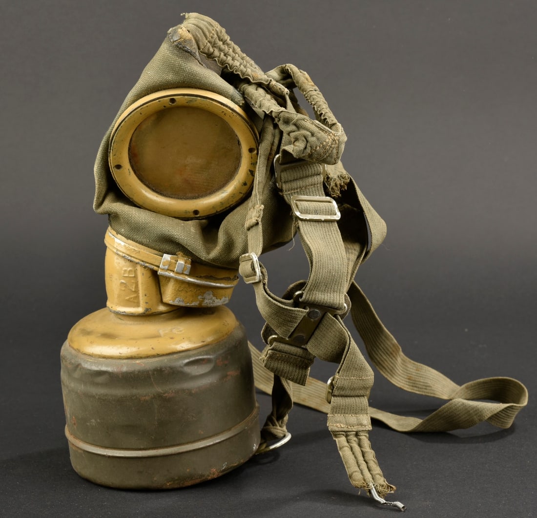 Masque anti-gaz allemand. German gas mask.: Masque anti-gaz allemand. Modele en toile. Toutes les pieces metalliques sont peintes. Peinture jaune sable a 90%. Taille 2. Toutes les sangle sont presentes. Une sangle est coupee en deux. Filtre com
