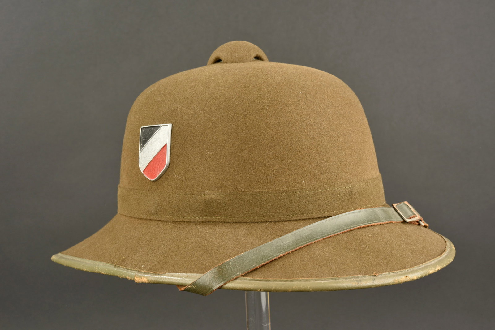 Casque tropical Heer. German tropical helmet.: Casque tropical de la Heer. En feutrine kaki. Structure en liege ne presentant ni bosses ni fissures. Insignes de la Heer presents. Les insignes n ont pas ete demontes afin de verifier les attaches. J