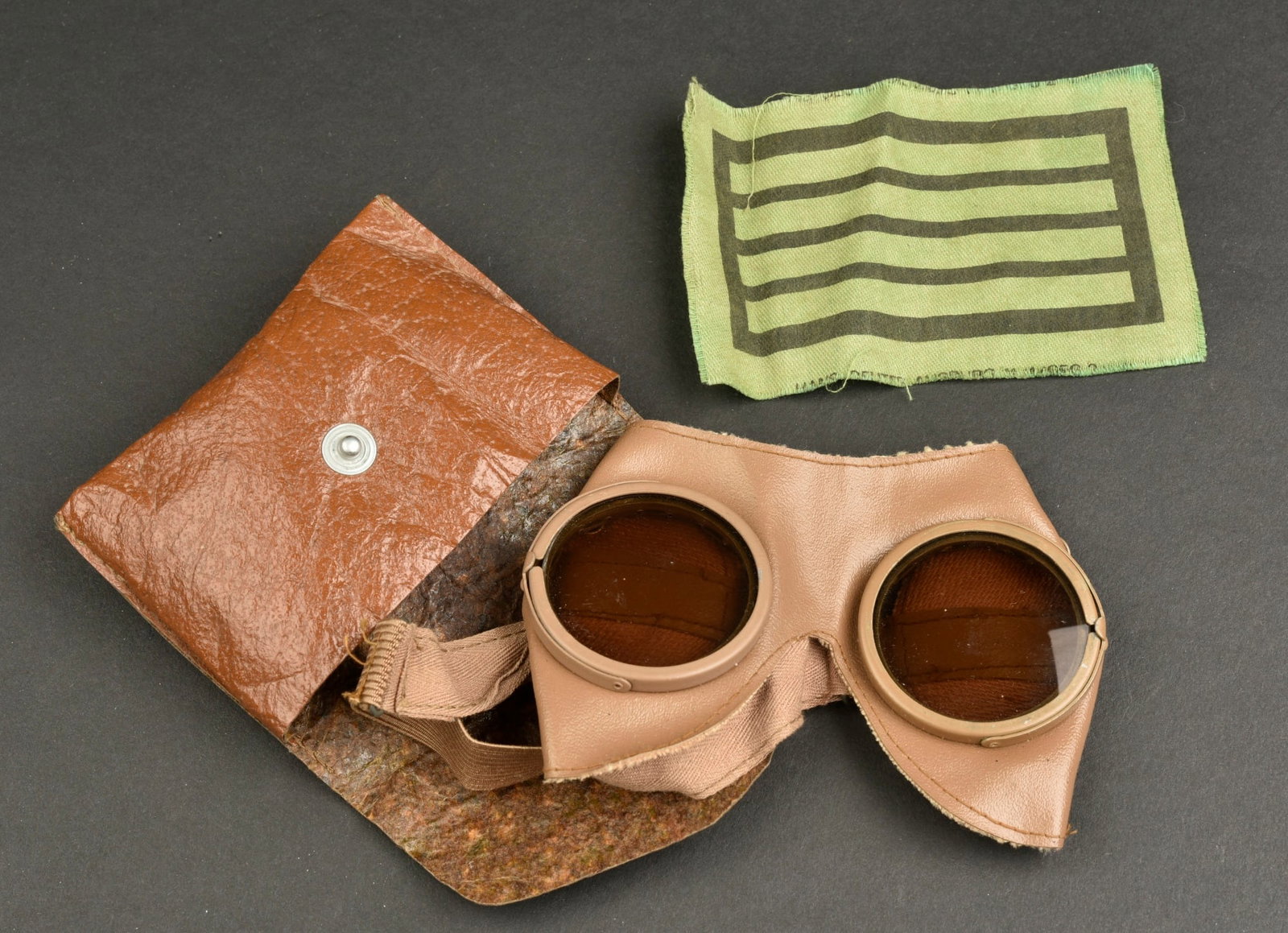 Lunettes anti poussieres. German glasses.: Lunettes anti-poussieres. Housse en simili cuir marron, bouton pression fonctionnel. Lunette en cuir couleur beige, verres fumes. Elastique souple. On y joint un grade de manche de Stabsfeldwebel, jam