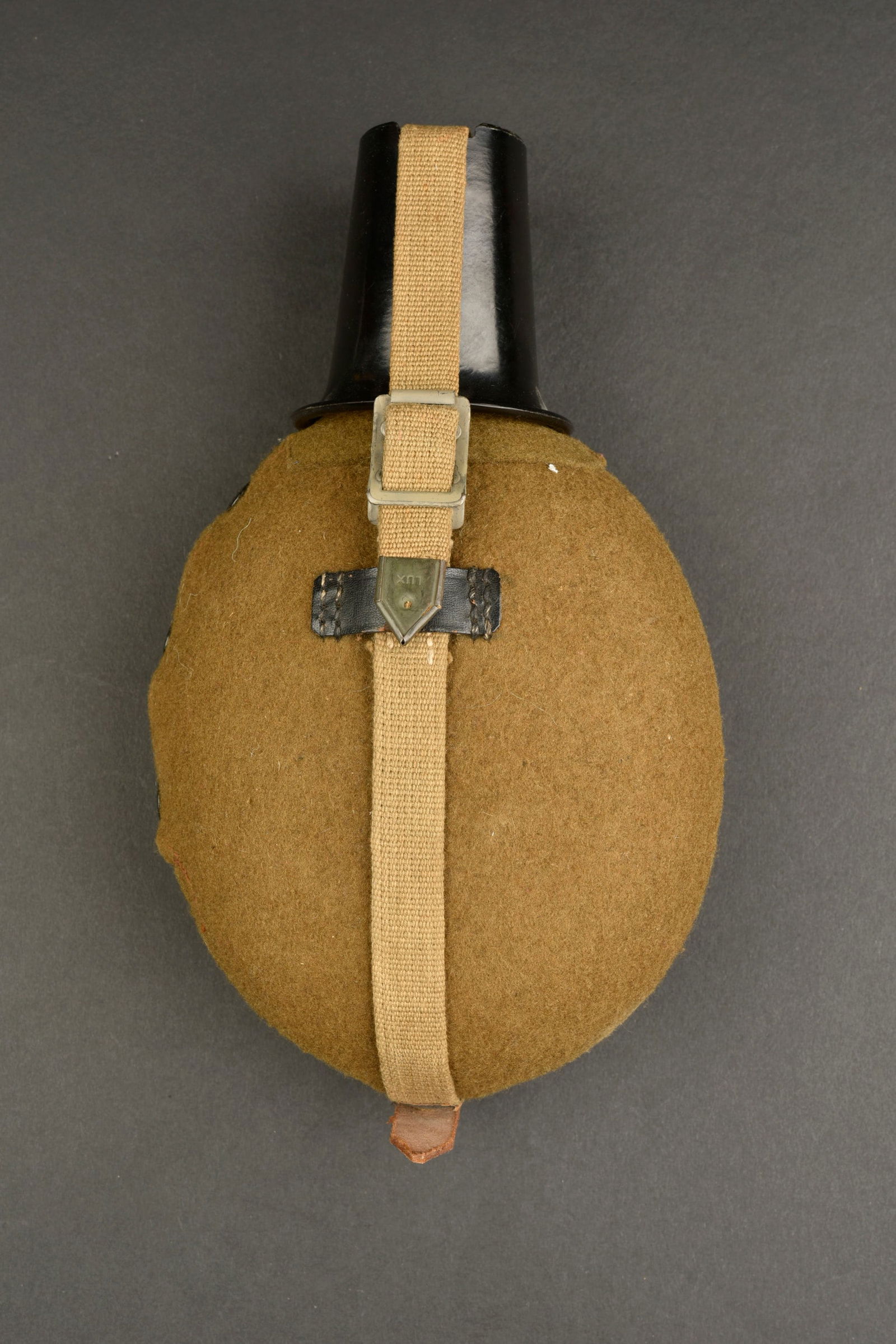 Gourde tropical. German tropical canteen.: Gourde tropicale. En aluminium, marquee RFI, datee 1941. Bouchon en bakelite noire. Brelage en toile complet, mousqueton dans sa couleur d origine a 80%. Le renfort de sangle est marque LUX. Housse en