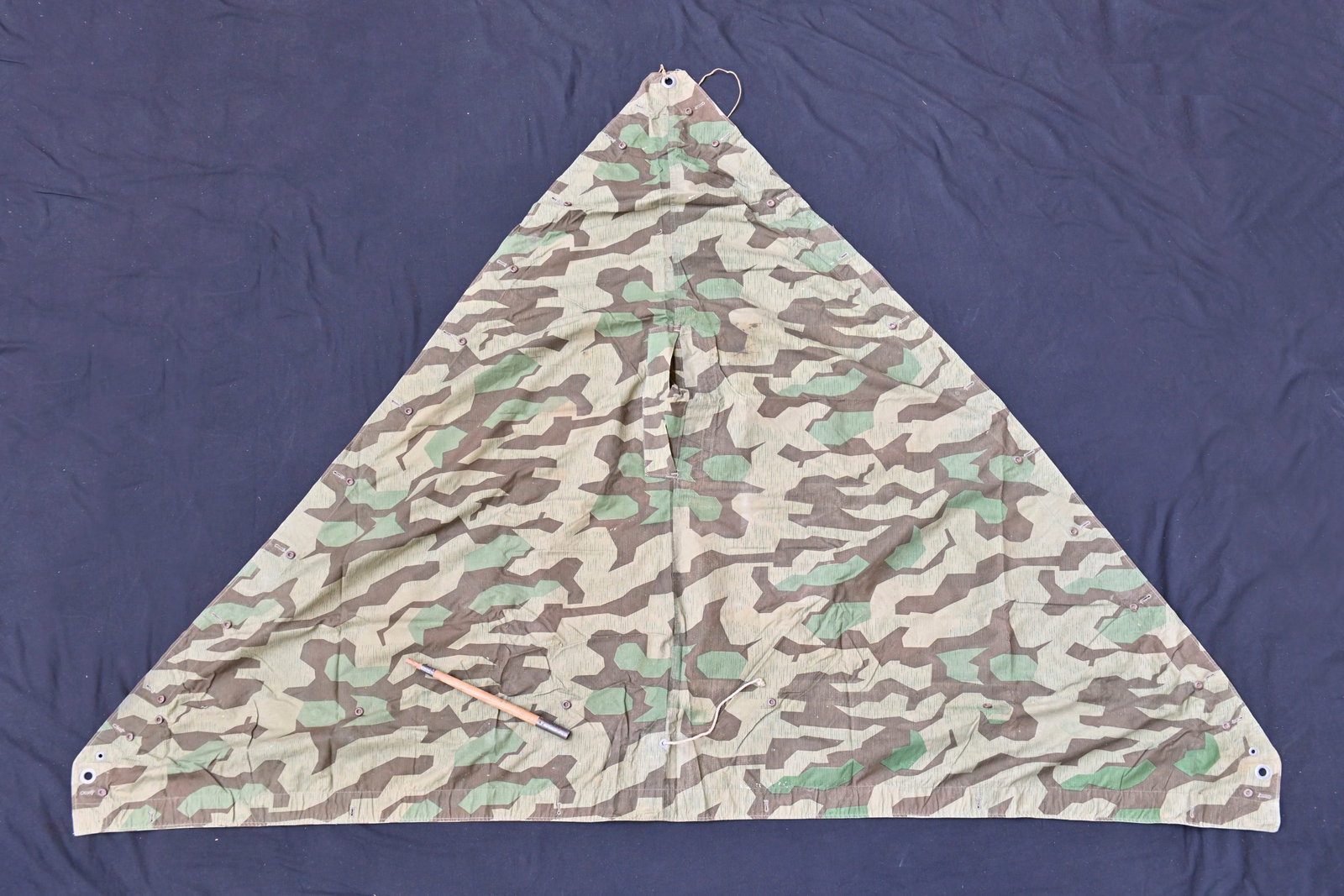 Toile de tente Heer. German tent canvas.: Toile de tente de la Heer. En toile camoufle eclat. La majorite des boutons sont presents, ainsi que quelques cordelettes. Un piquet en bois et metal, fabrication D&SIG 1937. A noter une certaine usur