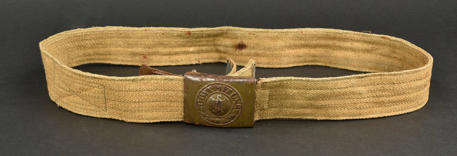 Ceinturon Ersatz. German ersatz belt.: Ceinturon Ersatz. Ceinturon en toile couleur jaune sable, bouclerie en metal oxyde. Patte de reglage avec œillets. Taille 100. Boucle de ceinturon en metal, peinture Feldgrau a 60%. Fabrication RS & 
