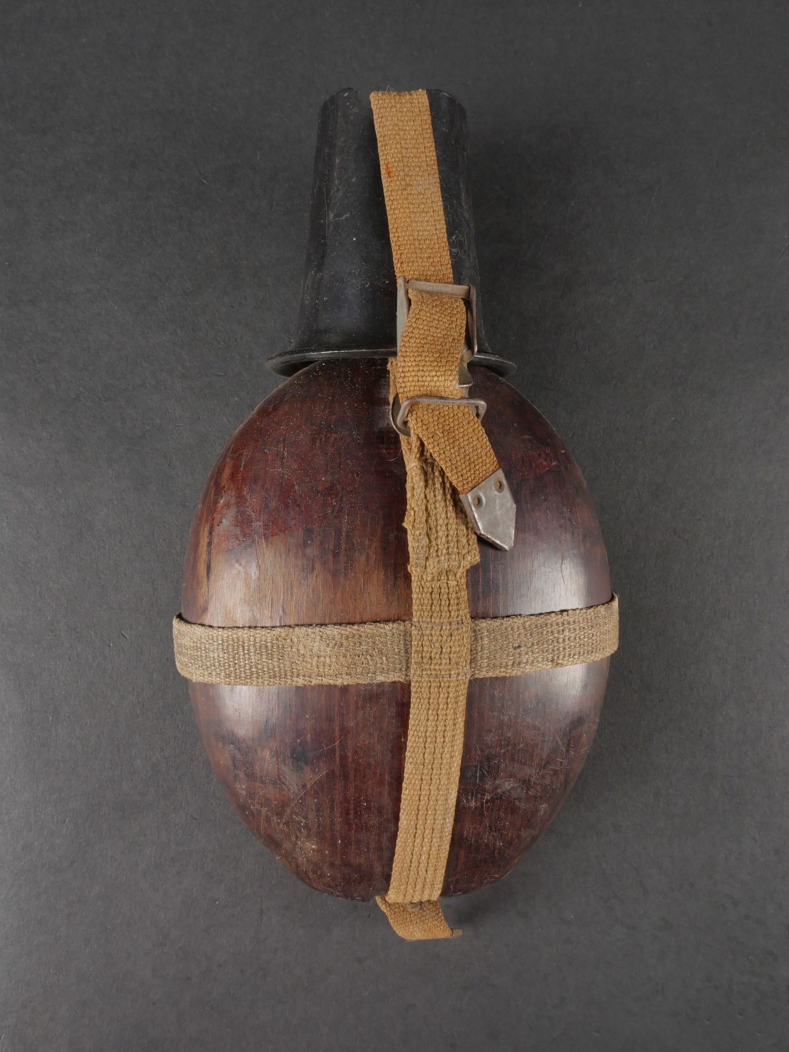 Gourde tropical. German tropical canteen.: Gourde coco. Fabrication dite coco. Datee 1943. Harnais en toile complet. Mousqueton fonctionnel. Quart en bakelite noir. A noter une certaine usure et patine de la piece. Etat II+. Coco flask. Coco m
