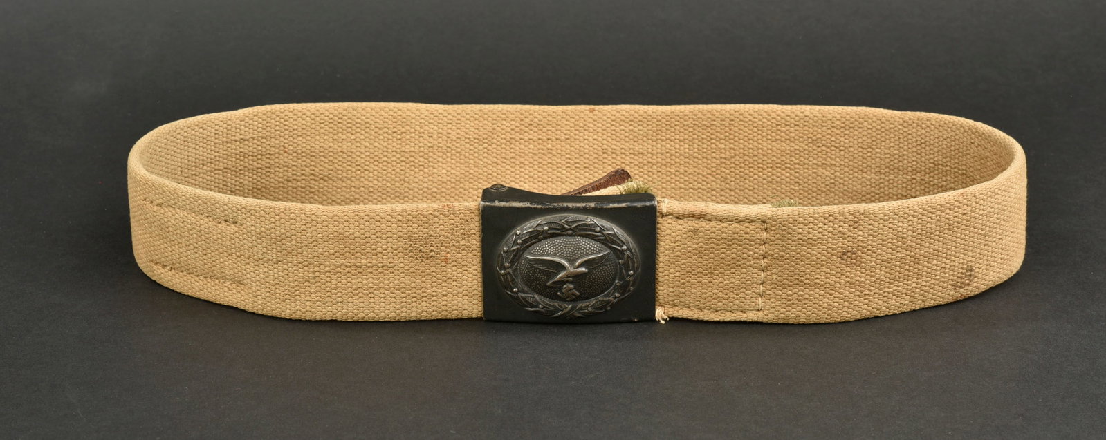 Ceinturon LW. German luftwaffe belt.: Ceinturon tropical LW. Ceinturon en epais tissu couleur jaune sable. Bouclerie en metal, couleur d origine a 80%. Patte de reglage en cuir. Sans marquages visibles. Boucle de ceinturon en metal, coule
