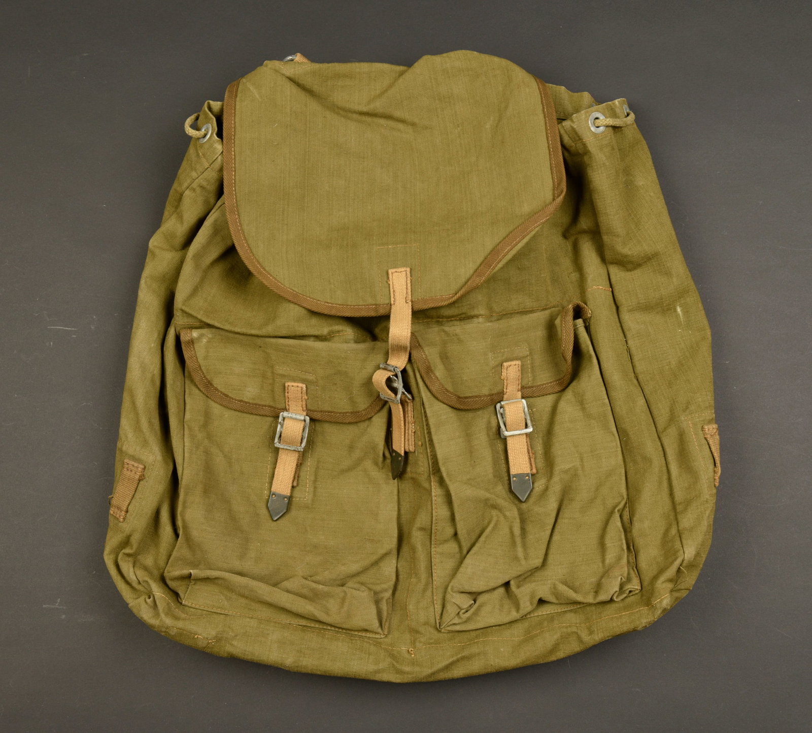 Sac a dos allemand. German tropical backpack.: Sac a dos allemand. En epaisse toile Feldgrau bicolore. Toutes les sangles en toile sont presentes. Les renforts de sangle sont presents et marques LUX. Le cordon de serrage est present. Les bretelles