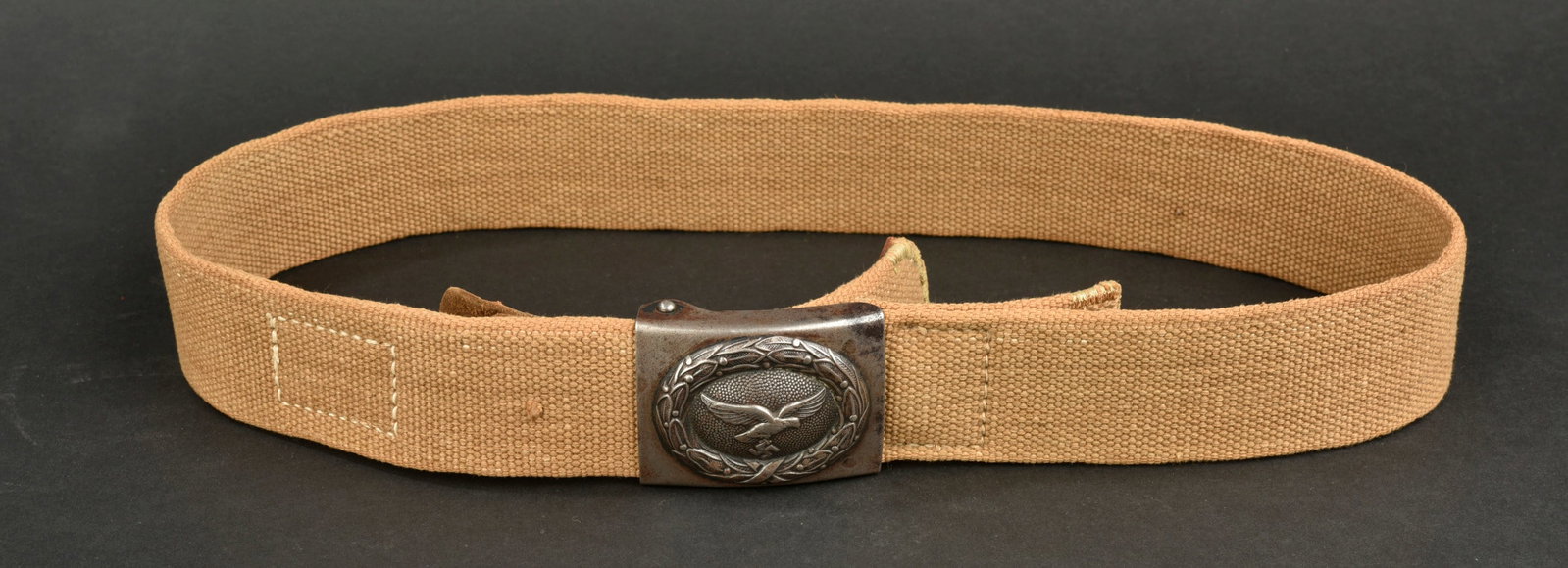 Ceinturon LW. German luftwaffe belt.: Ceinturon tropical Luftwaffe. Ceinturon en epais tissu couleur jaune sable. Bouclerie en metal, couleur d origine a 90%. Patte de reglage en cuir. Taille 95, fabrication REP 43. Boucle de ceinturon en
