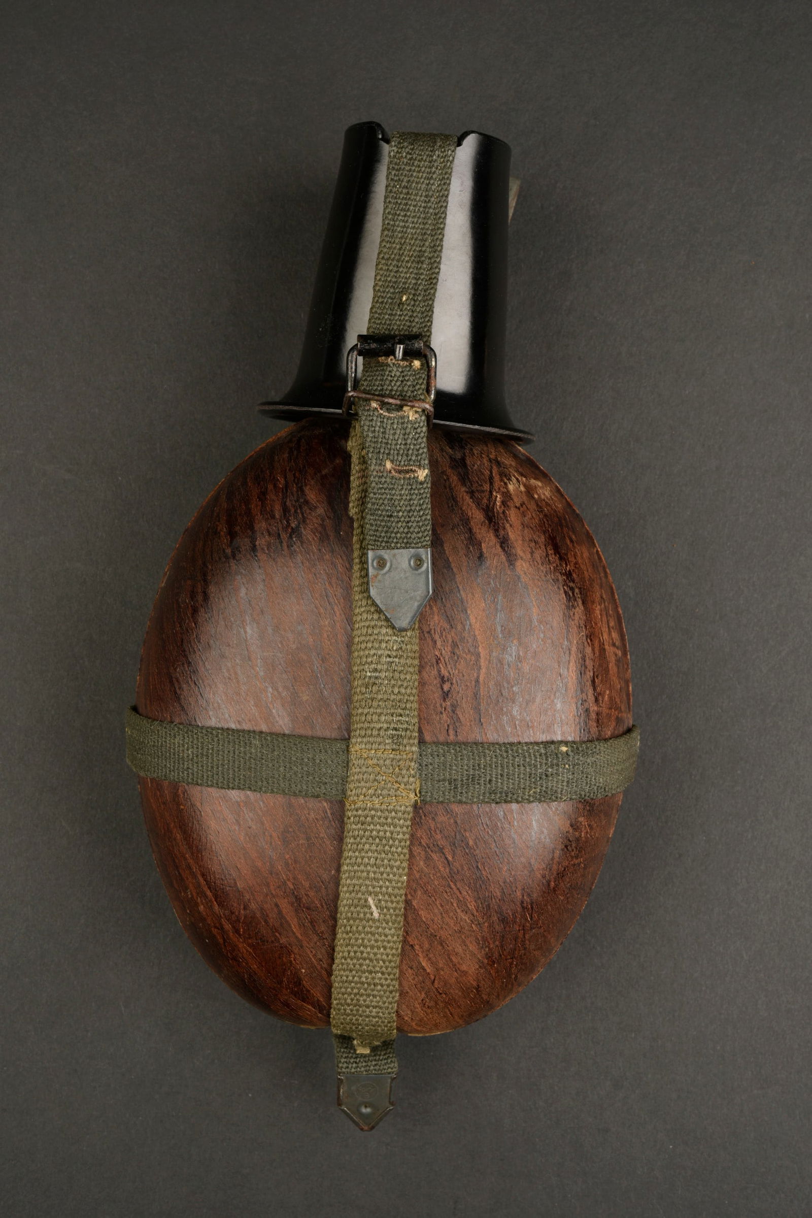 Gourde tropicale. German tropical canteen.: Gourde tropicale. Modele coco, datee 1943. Bouchon en bakelite marron. Harnais en toile verte, le renfort metallique est marque SHB. Mousqueton fonctionnel partiellement oxyde. Quart en bakelite noire