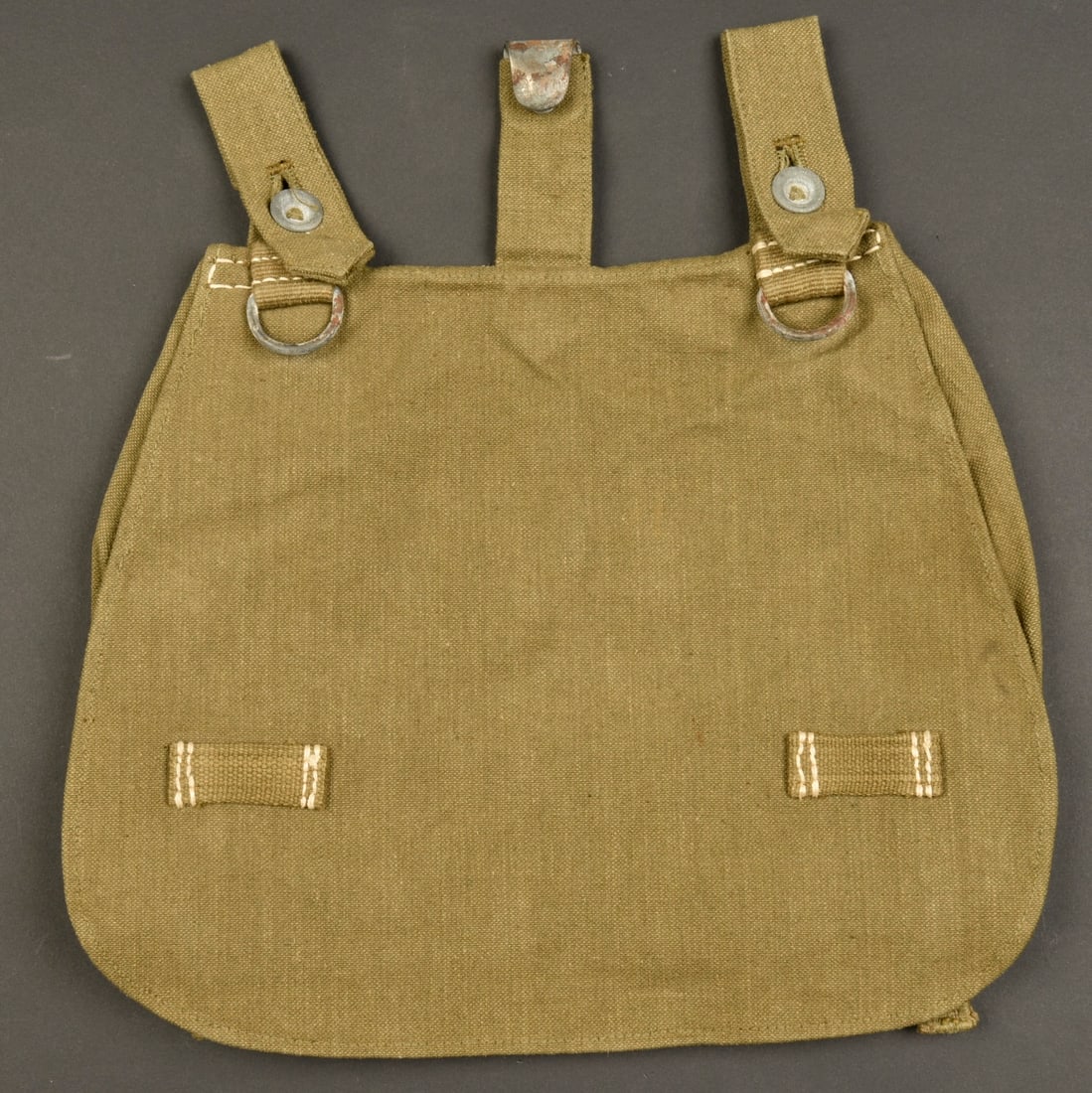 Sac a pain. German bread bag.: Sac a pain. En forte toile Feldgrau, et passants en toile couleur jaune sable. Tous les passants et boutons sont presents. Marquages du fabricant E Arthur 1941. A noter une certaine patine et usure de