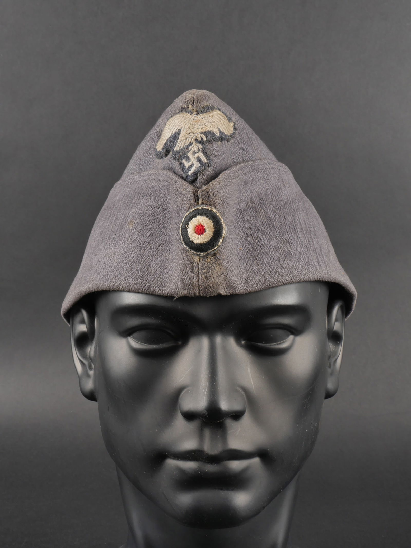 Calot Luftwaffe. Luftwaffe cap.: Calot Luftwaffe. En tissu coton gris. Insignes Luftwaffe remontes. Interieur double en tissu gris. Sans marquages visibles. A noter une certaine usure et patine de la piece, ainsi que des taches. Etat