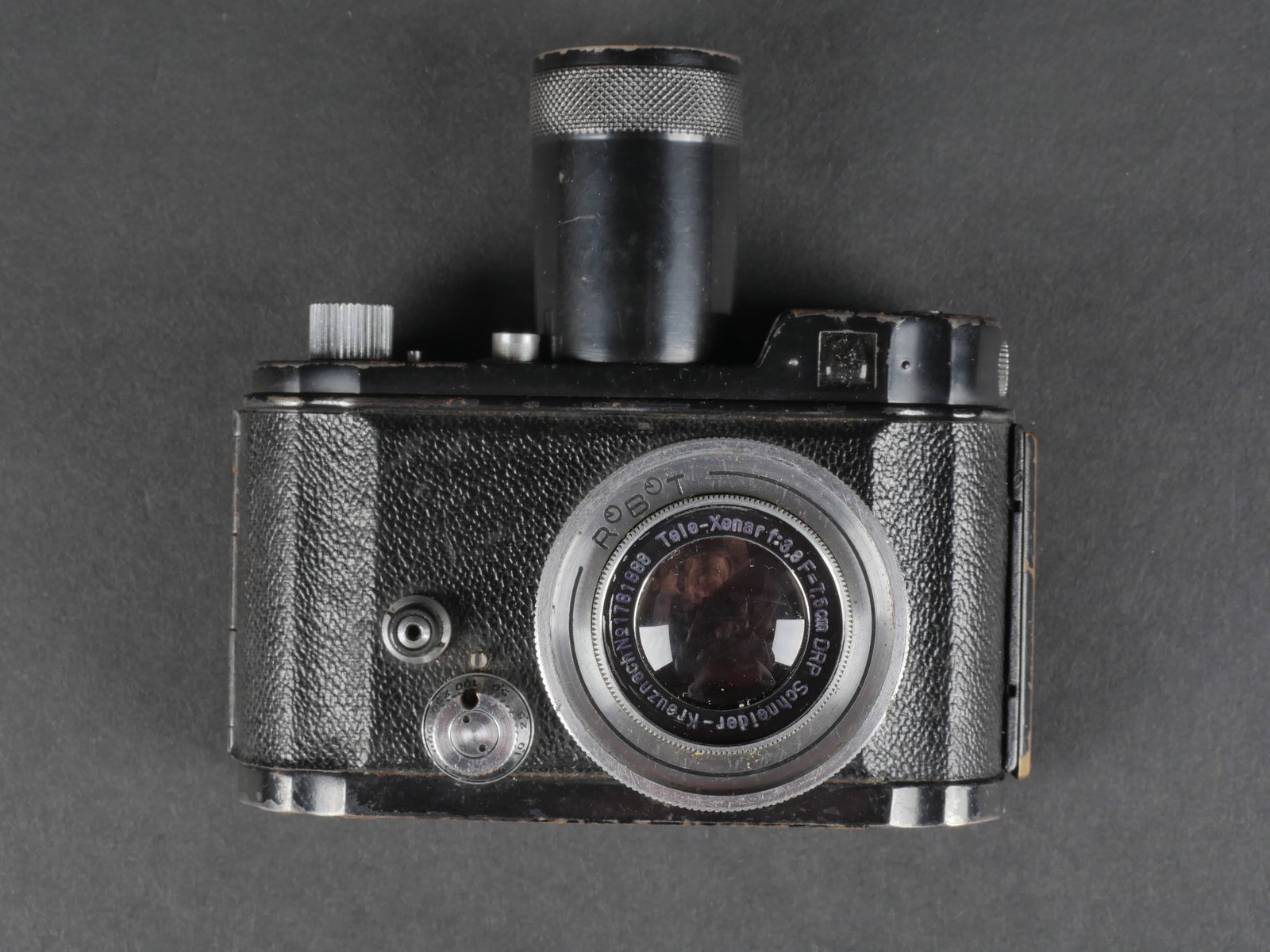 Appareil photo Robot. Robot camera.: Appareil photo Robot. Revetement en tres bon etat. Toutes les pieces mobiles sont fonctionnelles. Marquages Robot Luftwaffe Eigentum. Objectif Robot complet. A noter une certaine usure et patine de la