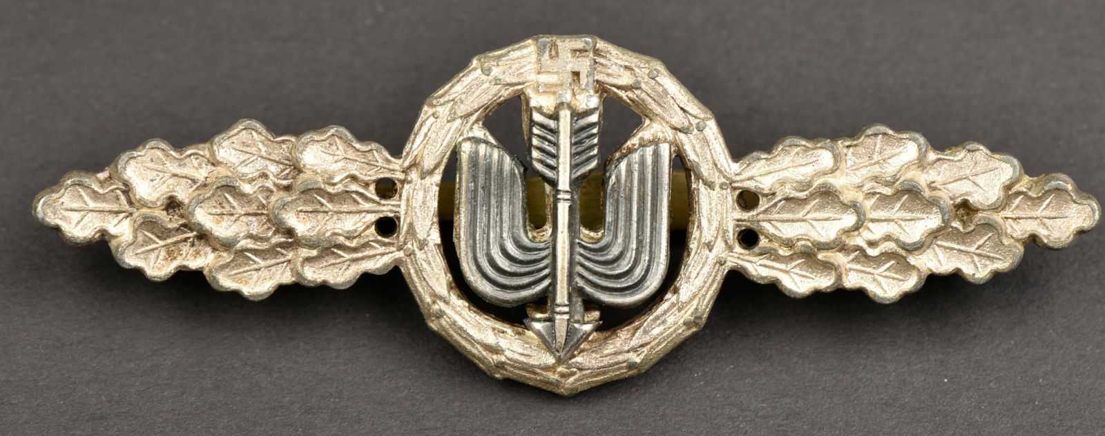 Agrafe de chasseur de jour. Luftwaffe insignia.: Agrafe de chasseur de jour. En metal, couleur argent. Attache complete. Sans marquages visibles. Argenture a 80%. A noter une certaine usure et patine de la piece. Etat II+. Daytime hunter s clip. Met