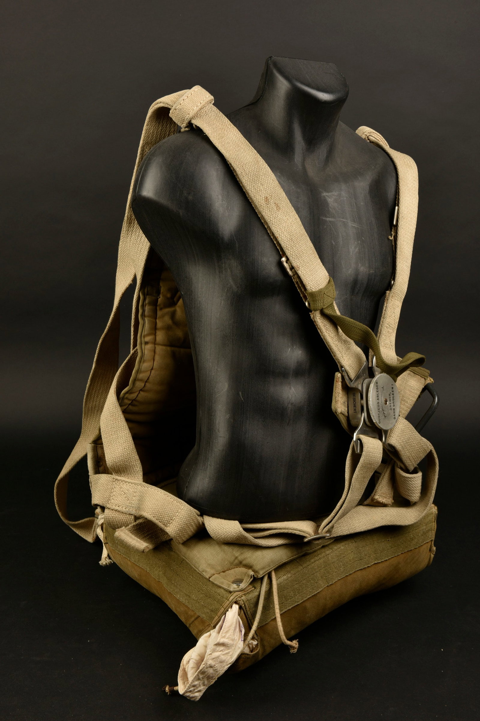 Parachute allemand. German parachute.: Parachute allemand. Modele Model 30 IS 24. Parachute siege. Housse contenant la voilure visiblement complete. Les elastiques de maintien du sac sont presents mais partiellement distendu, donc pas atta