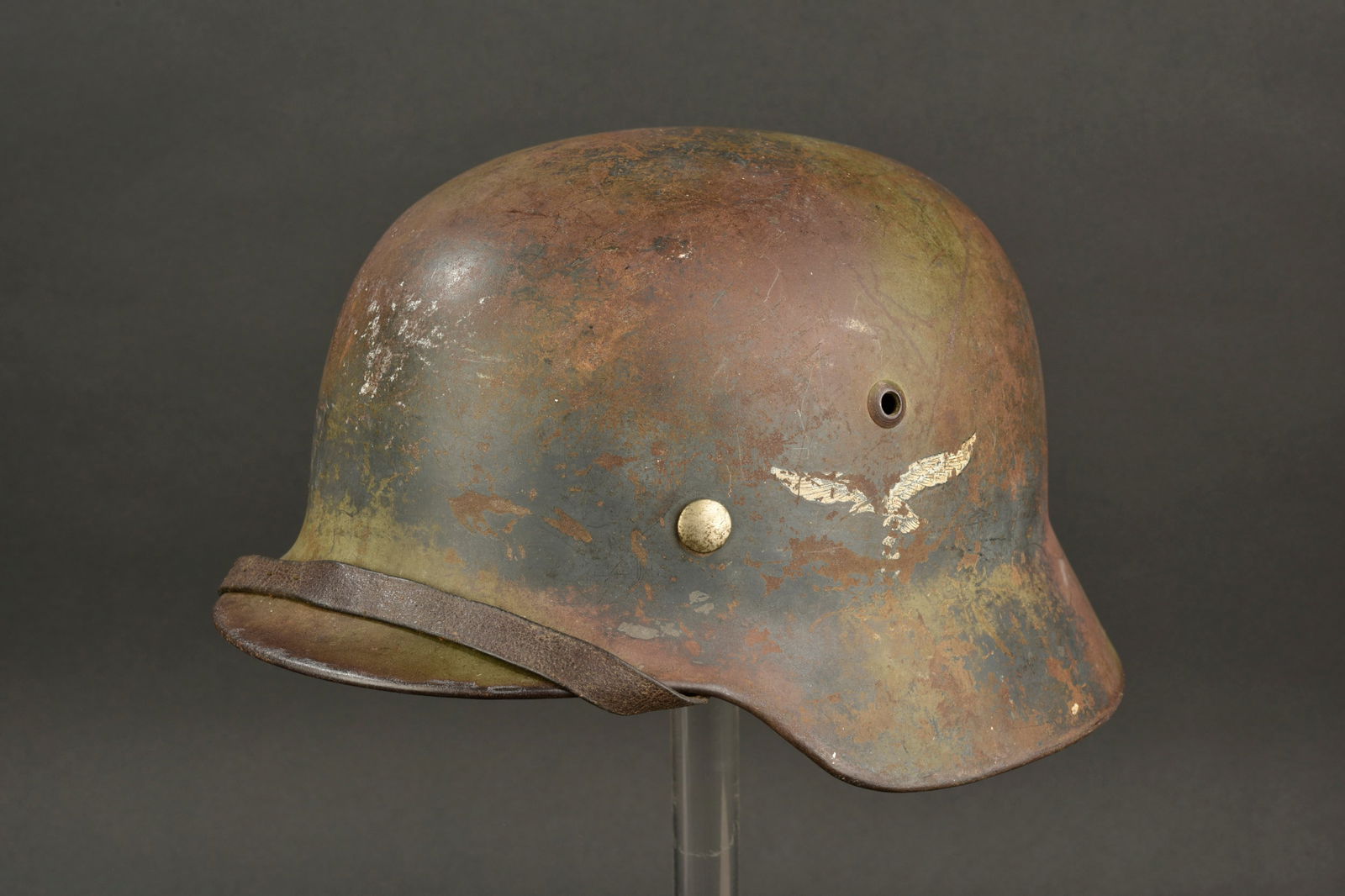 Casque LW. Luftwaffe helmet.: Casque de la Luftwaffe camoufle. Coque de casque M-35. Fabrication ET 64, numero de lot 5851. Numero 172 peint en blanc dans la nuquiere. Peinture camoufle deux tons vert et ocre a 60%. Aigle de la Lu