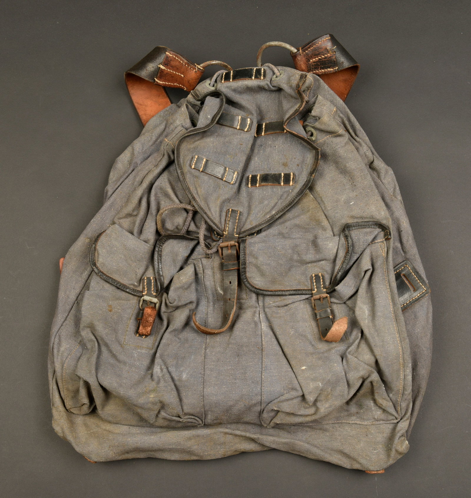Sac a dos LW. Luftwaffe backpack.: Sac a dos de la Luftwaffe. En toile gris/bleu. Toutes les sangles sont presentes, ainsi que le cordon de serrage. Bretelles en cuir completes avec les crochets en couleur d origine. Fabrication H Greb