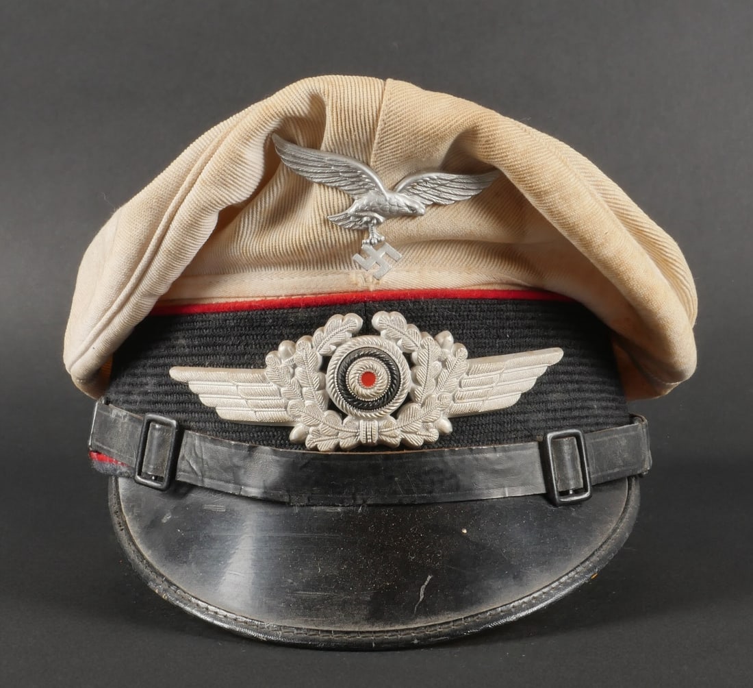 Casquette Luftwaffe. German Flak cap.: Casquette Luftwaffe. Modele estivale pour sous-officier. Bandeau en mohair noir. Coiffe de couleur blanche visiblement posterieur. Jugulaire en cuir noir complete. Double lisere rouge de la Flak. Insi