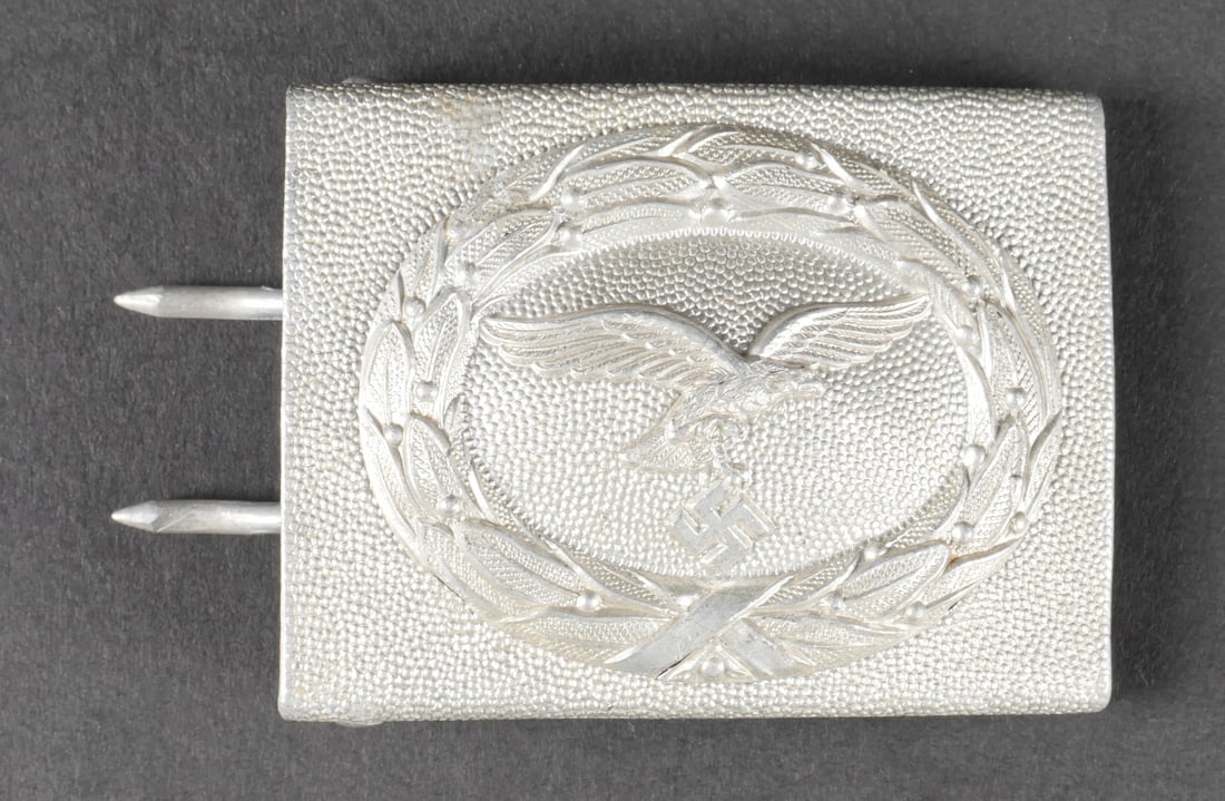 Boucle de ceinturon LW. Luftwaffe belt buckle.: Boucle de ceinturon Luftwaffe. En aluminium grenele. Aigle de la Luftwaffe du second type. Ardillons complets. Sans marquages visibles. A noter une certaine usure et patine de la piece. Etat II+. Luft