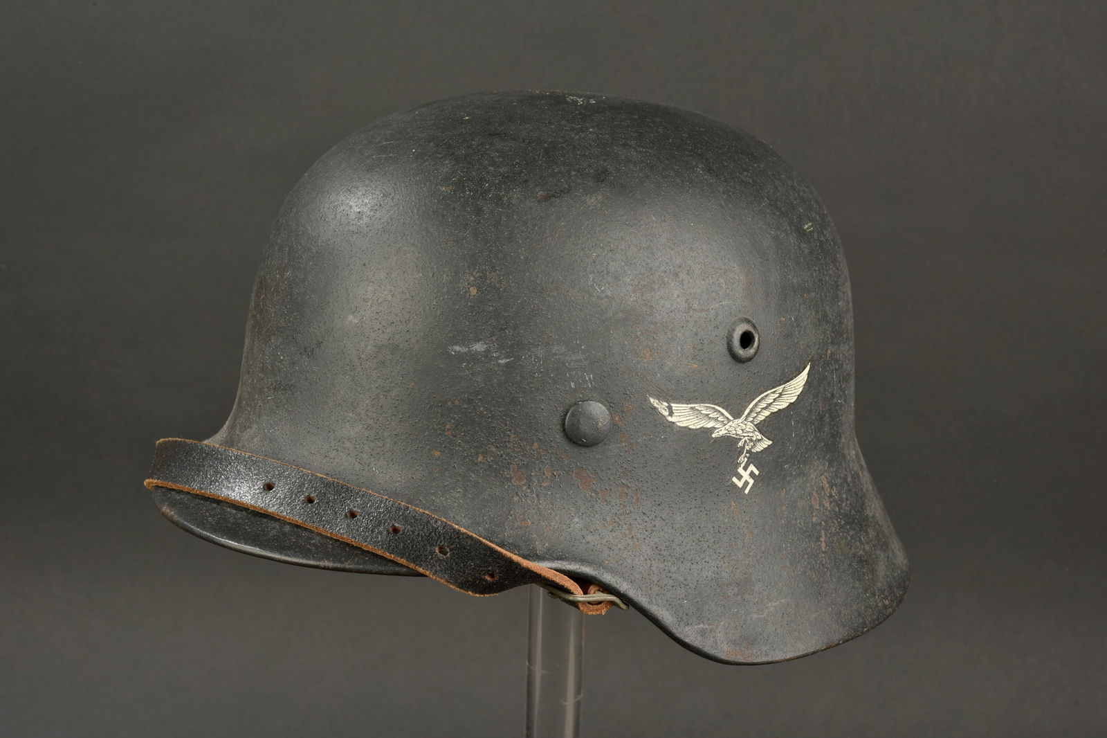 Casque LW. Luftwaffe helmet.: Casque de la Luftwaffe. Coque de casque M-40, fabrication HKP 64, numero de lot 909. Peinture granuleuse Luftwaffe a 90%. Aigle de la Luftwaffe du second type a 90%. Coiffe en cuir complete avec son c