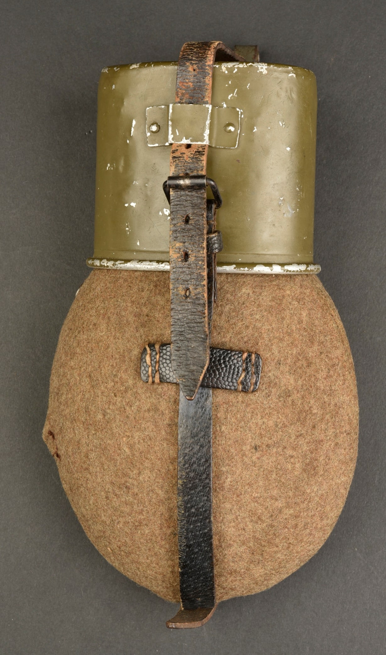 Gourde allemande. German canteen.: Gourde allemande. Gourde en metal emaille rouge. Bouchon en bakelite noir. Housse en feutrine marron, les boutons pressions sont presents. Harnais en cuir complete, mousqueton fonctionnel. Quart en al