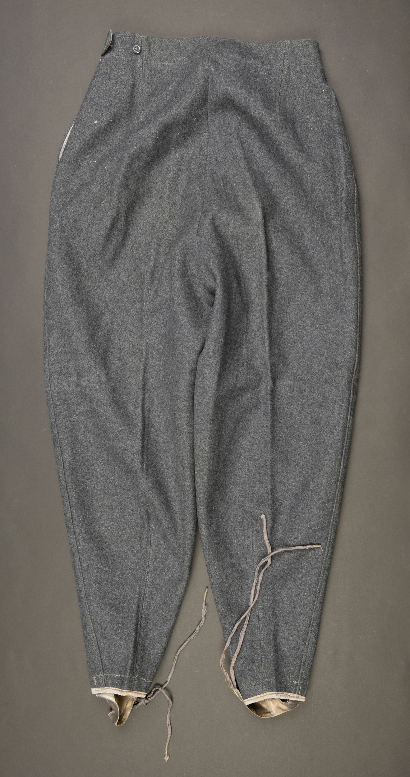Pantalon Flakhelferin. Flakhelferin pants.: Pantalon Flakhelferin. En epais drap gris/bleu. Tous les boutons sont presents. Les lacets au bas des jambes sont presents. Deux poches de hanche sous rabat, fermant par deux boutons. Interieur double