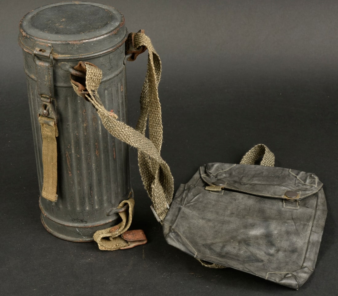 Masque anti-gaz allemand. German gas mask.: Masque anti-gaz allemand. Boitier long en metal. Peinture gris/bleu appliquee au pinceau. Quelques bosses visibles au niveau du boitier. Toutes les sangle sont presentes. Les verres de rechange sont p