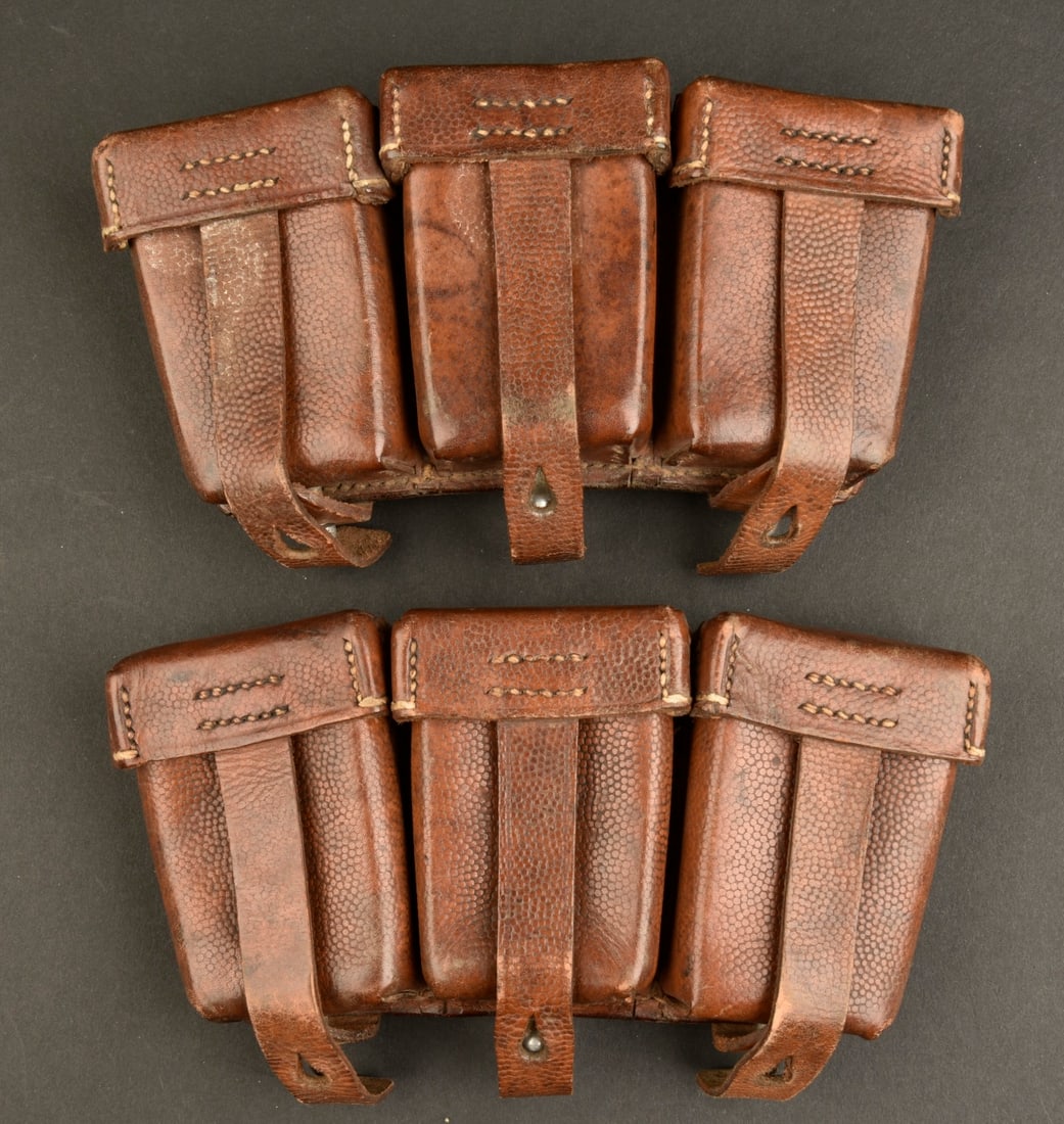 Cartouchieres 98K. Mauser 98K pouches.: Cartouchieres de Mauser 98K. Paire homogene en cuir marron. Toutes les sangles de fermeture sont presentes, ainsi que le passants au dos. Les marquages sont partiellement illisibles, dates 1939. A not