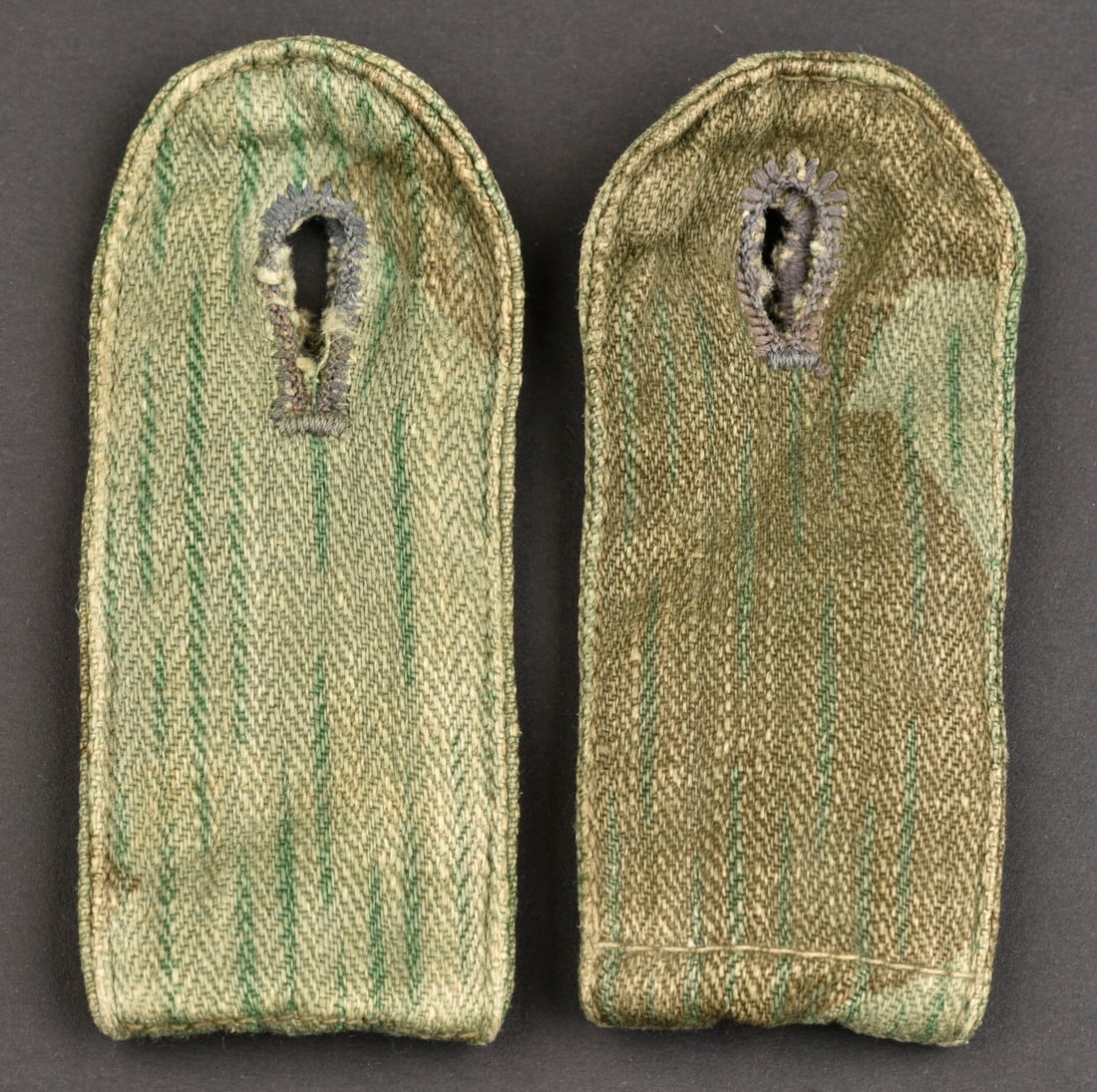 Pattes d epaule treillis. Mesh shoulder straps.: Pattes d epaule en treillis. Modeles en treillis camoufle, paire homogene. Sans marquages visibles. A noter une legere usure et patine des pieces, ainsi que quelques taches. Etat II+. Mesh shoulder st