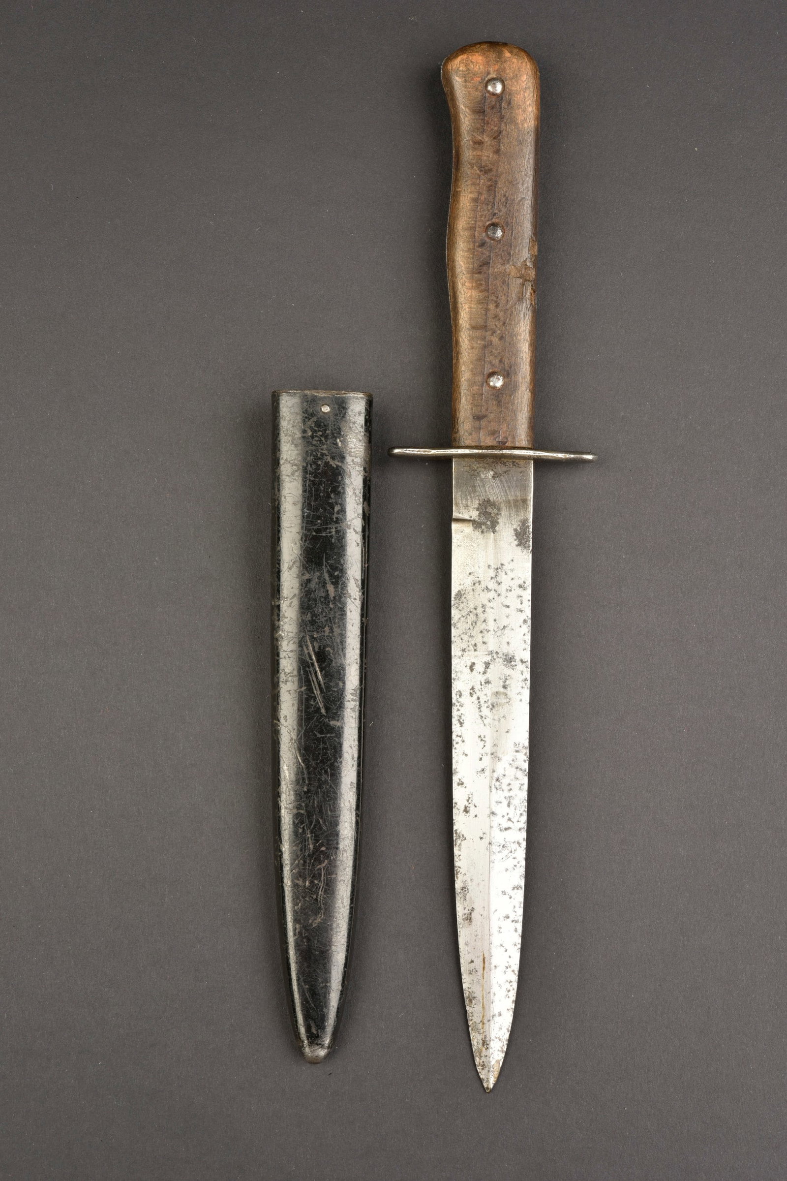 Couteau de botte. German knife boots.: Couteau de botte. Armature en metal, plaquettes en bois maintenues par trois rivet. Lame a double tranchant presentant quelques traces d oxydation. Beau marquage du Luftamt 5. Fourreau en metal, peint