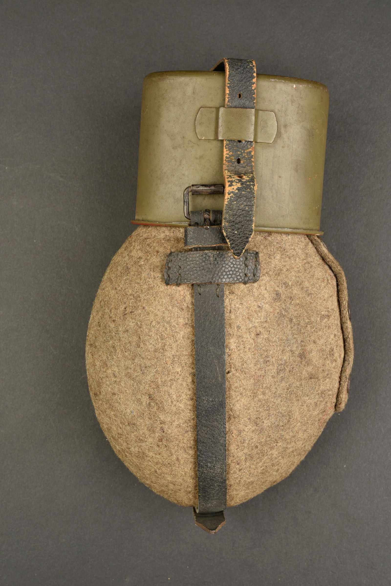 Gourde allemande. German canteen.: Gourde allemande. En metal emaille rouge. Bouchon en bakelite noir. Housse en feutrine en excellent etat. Harnais en cuir complet, mousqueton dans sa couleur d origine a 80%. Quart en metal, peinture