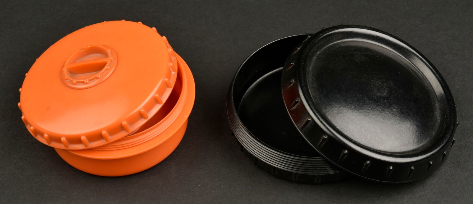 Beurriers allemand. German butter maker: Beurriers allemand. Comprenant un beurrier en bakelite noire, le pas de vis est complet, vide. Un beurrier en bakelite orange, vide, pas de vis fonctionnel. Code fabricant AMH. A noter une certaine us